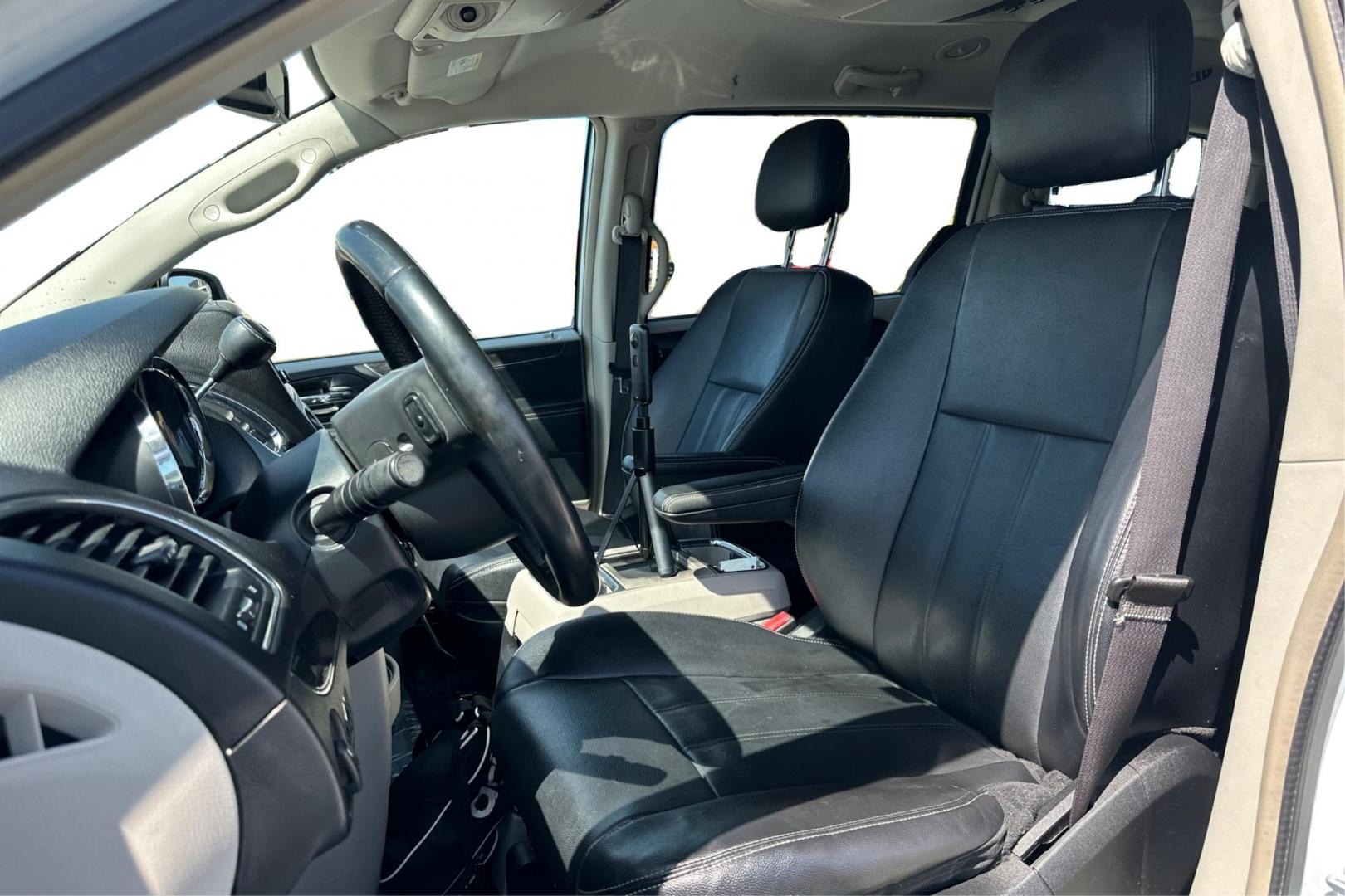 2013 White Chrysler Town and Country Touring (2C4RC1BG4DR) with an 3.6L V6 DOHC 24V engine, 6-Speed Automatic transmission, located at 7755 State Street, Midvale, UT, 84047, (801) 753-9063, 40.610329, -111.890656 - Photo#14