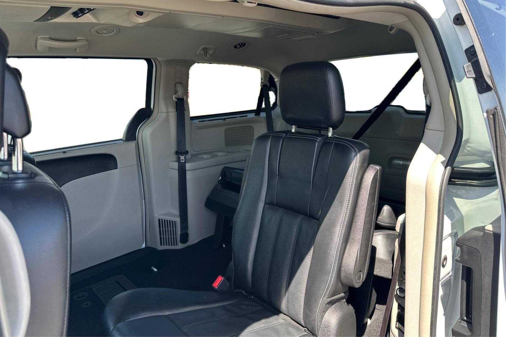 2013 White Chrysler Town and Country Touring (2C4RC1BG4DR) with an 3.6L V6 DOHC 24V engine, 6-Speed Automatic transmission, located at 7755 State Street, Midvale, UT, 84047, (801) 753-9063, 40.610329, -111.890656 - Photo#15
