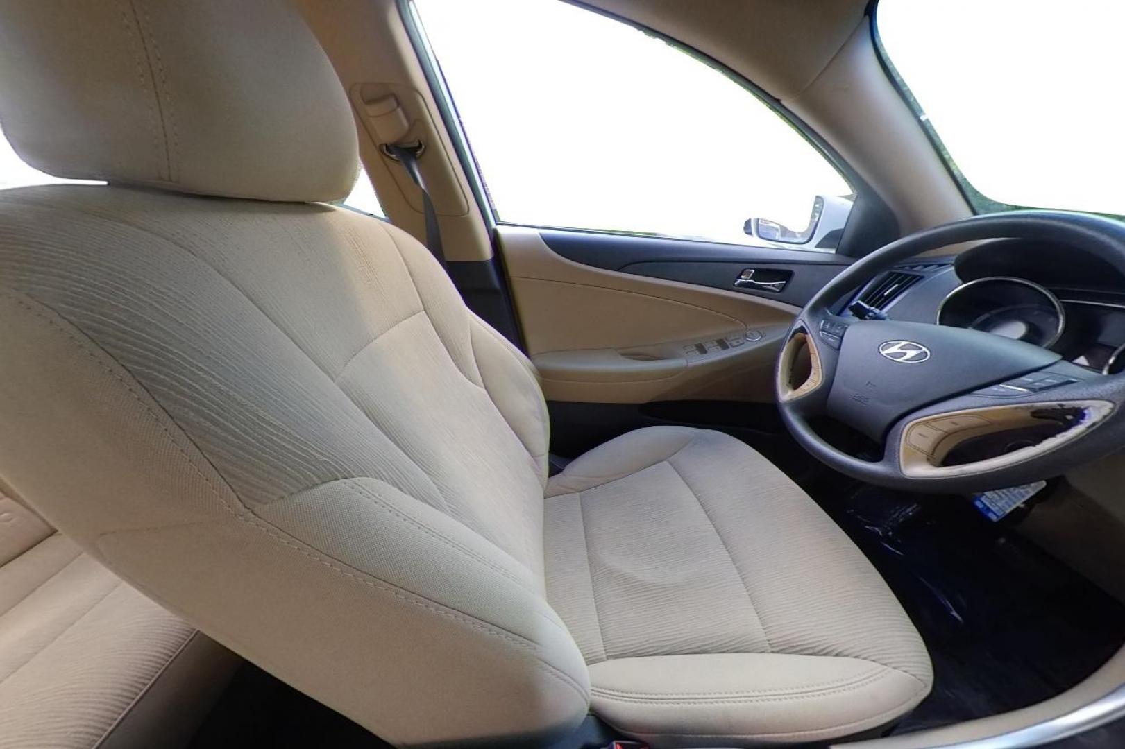 2013 White Hyundai Sonata GLS (5NPEB4AC4DH) with an 2.4L L4 DOHC 16V engine, 6-Speed Automatic transmission, located at 767 S State Road, Pleasant Grove, UT, 84062, (801) 785-1058, 40.354839, -111.736687 - Photo#17