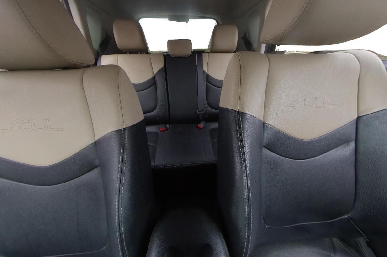 2013 Silver Kia Soul ! (KNDJT2A61D7) with an 2.0L L4 DOHC 16V engine, Automatic, 6-Spd transmission, located at 767 S State Road, Pleasant Grove, UT, 84062, (801) 785-1058, 40.354839, -111.736687 - Photo#16