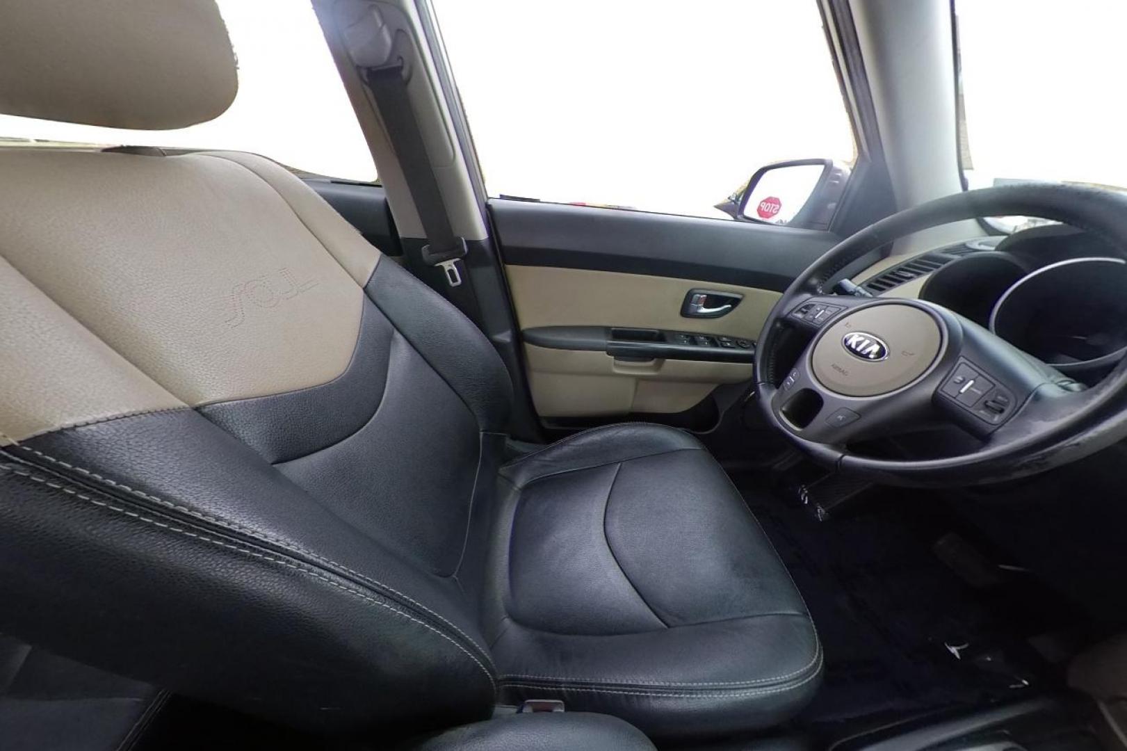 2013 Silver Kia Soul ! (KNDJT2A61D7) with an 2.0L L4 DOHC 16V engine, Automatic, 6-Spd transmission, located at 767 S State Road, Pleasant Grove, UT, 84062, (801) 785-1058, 40.354839, -111.736687 - Photo#17