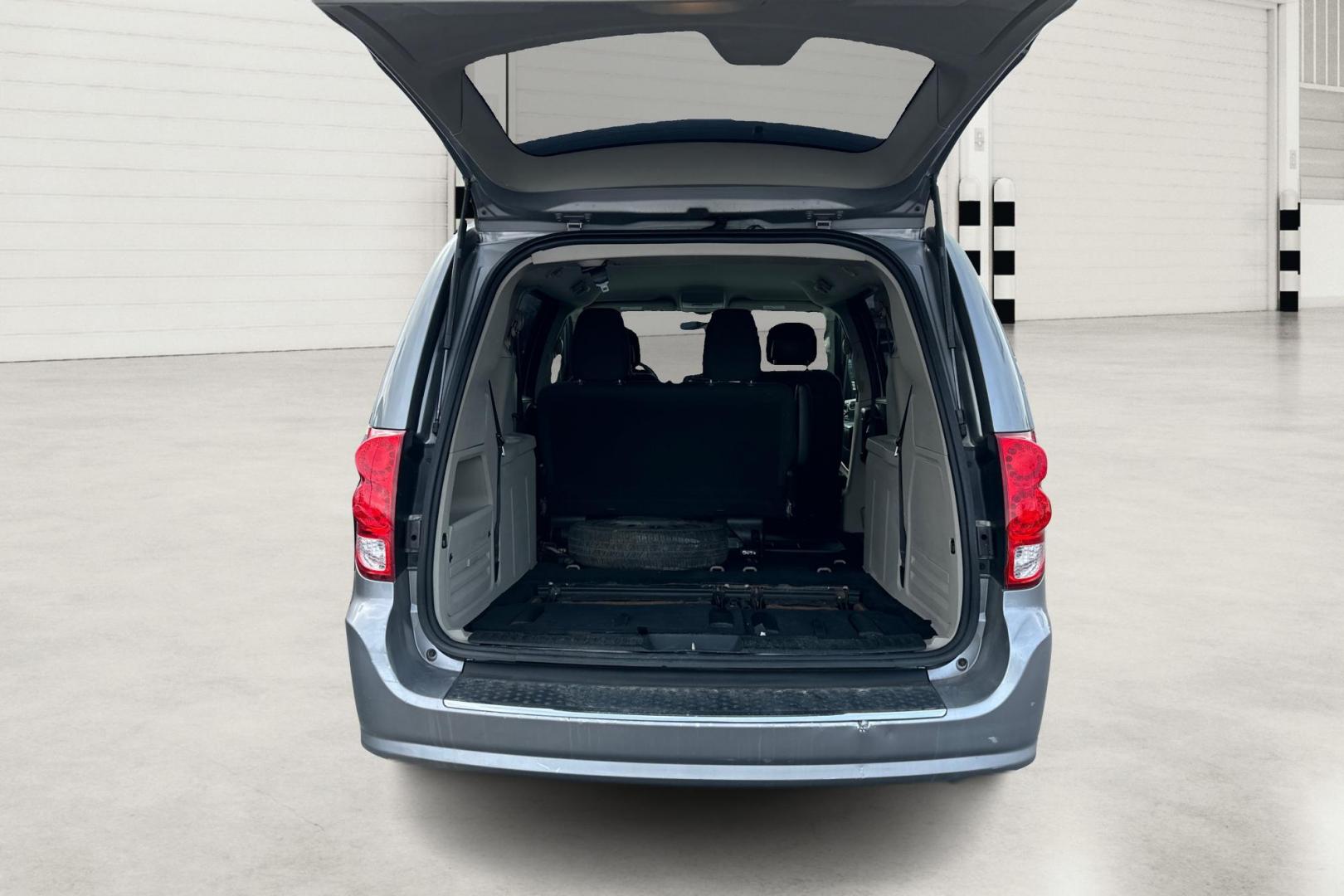 2014 Silver Dodge Grand Caravan SE (2C4RDGBG8ER) with an 3.6L V6 DOHC 24V engine, 6-Speed Automatic transmission, located at 344 S Washington Blvd, Ogden, UT, 84404, (801) 399-1799, 41.255482, -111.970848 - Photo#13