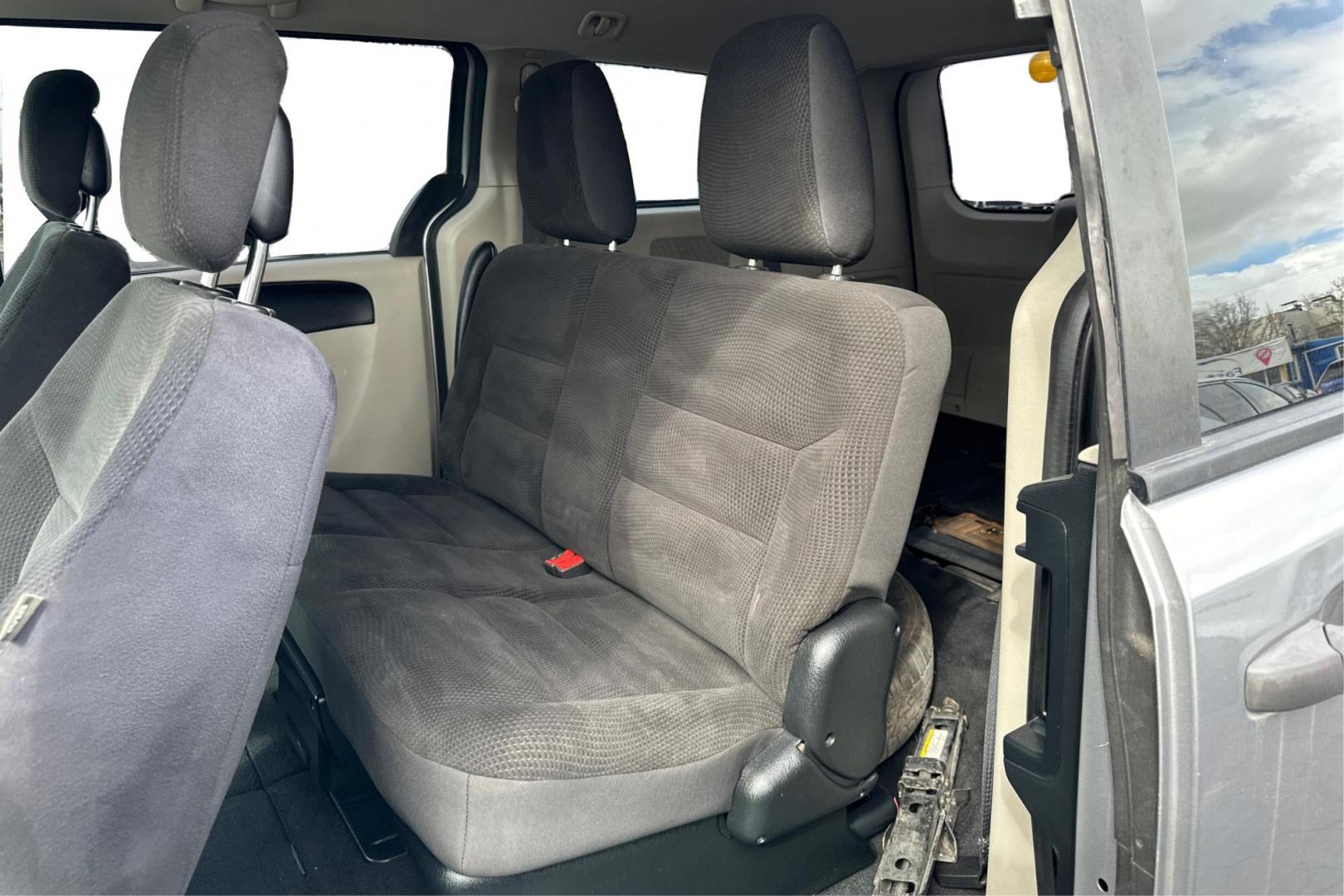 2014 Silver Dodge Grand Caravan SE (2C4RDGBG8ER) with an 3.6L V6 DOHC 24V engine, 6-Speed Automatic transmission, located at 344 S Washington Blvd, Ogden, UT, 84404, (801) 399-1799, 41.255482, -111.970848 - Photo#15