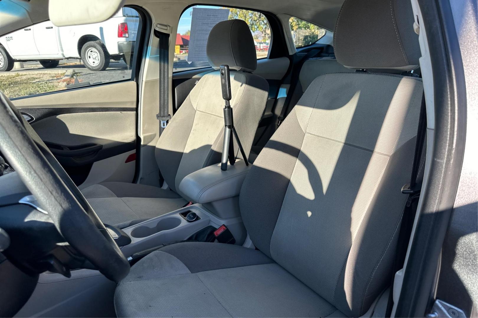 2014 Gray Ford Focus SE Hatch (1FADP3K23EL) with an 2.0L L4 DOHC 16V engine, Auto, 6-Spd Pwr/SelShift transmission, located at 7755 State Street, Midvale, UT, 84047, (801) 753-9063, 40.610329, -111.890656 - Photo#14