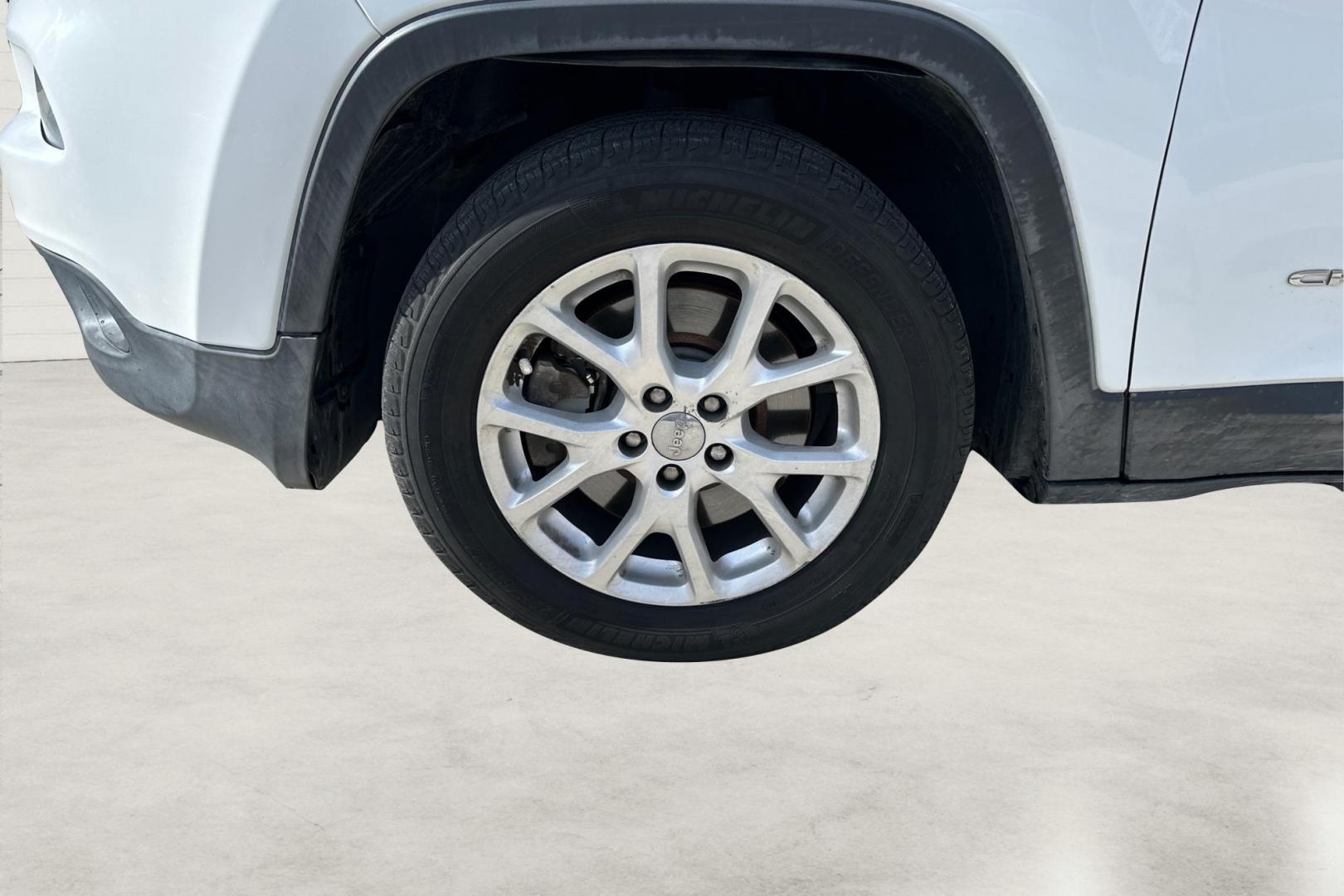 2014 White Jeep Cherokee Latitude FWD (1C4PJLCB5EW) with an 2.4L L4 DOHC 16V engine, 9-Speed Automatic transmission, located at 7755 State Street, Midvale, UT, 84047, (801) 753-9063, 40.610329, -111.890656 - Photo#12