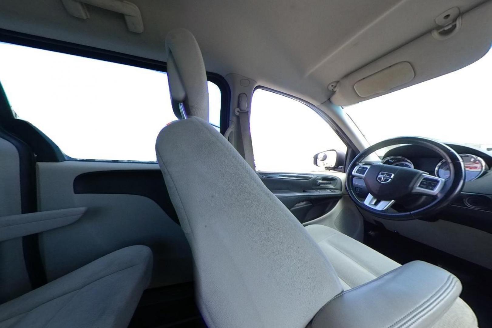 2015 Black Dodge Grand Caravan SE (2C4RDGBG2FR) with an 3.6L V6 DOHC 24V engine, 6-Speed Automatic transmission, located at 767 S State Road, Pleasant Grove, UT, 84062, (801) 785-1058, 40.354839, -111.736687 - Photo#15