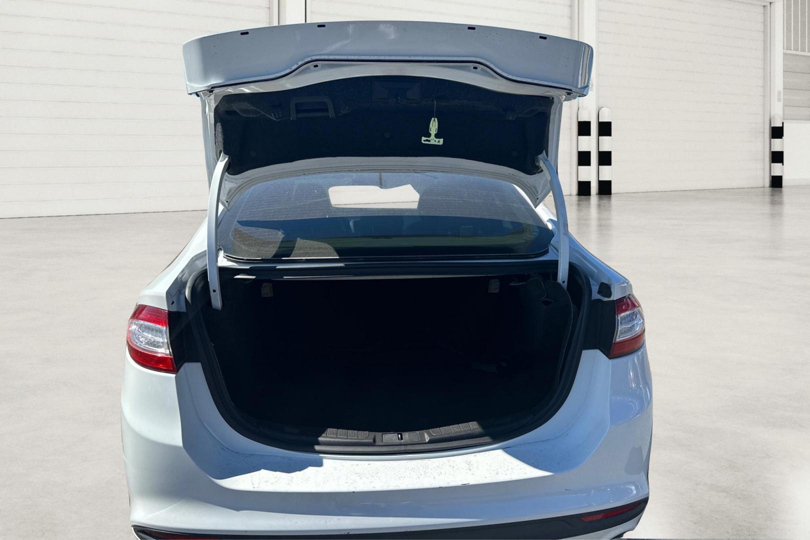 2015 White Ford Fusion SE (3FA6P0H71FR) with an 2.5L L4 DOHC 16V engine, Auto, 6-Spd w/SelShft transmission, located at 7755 State Street, Midvale, UT, 84047, (801) 753-9063, 40.610329, -111.890656 - Photo#13