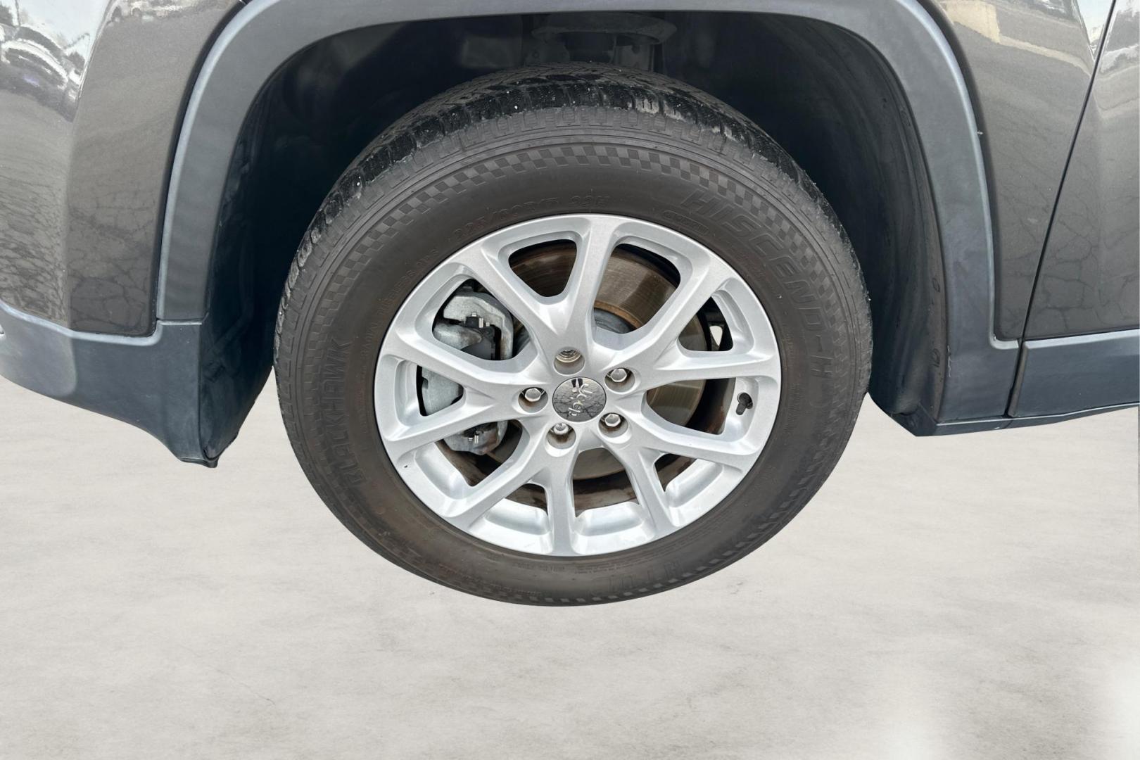 2015 Gray Jeep Cherokee Latitude FWD (1C4PJLCS0FW) with an 3.2L V6 DOHC 24V engine, 9-Speed Automatic transmission, located at 7755 State Street, Midvale, UT, 84047, (801) 753-9063, 40.610329, -111.890656 - Photo#12