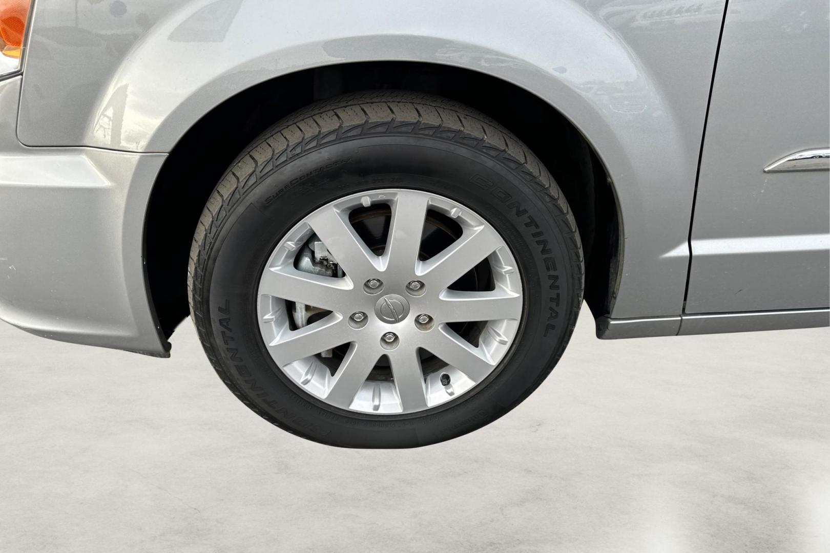 2016 Silver Chrysler Town and Country Touring (2C4RC1BG1GR) with an 3.6L V6 DOHC 24V engine, 6A transmission, located at 7755 State Street, Midvale, UT, 84047, (801) 753-9063, 40.610329, -111.890656 - Photo#12
