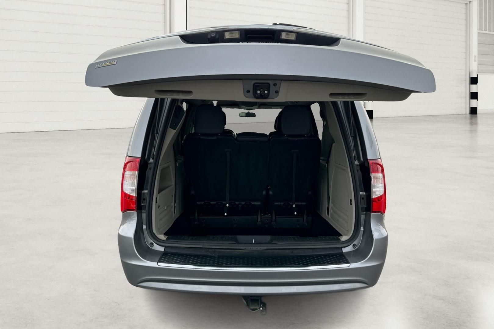 2016 Silver Chrysler Town and Country Touring (2C4RC1BG1GR) with an 3.6L V6 DOHC 24V engine, 6A transmission, located at 7755 State Street, Midvale, UT, 84047, (801) 753-9063, 40.610329, -111.890656 - Photo#13