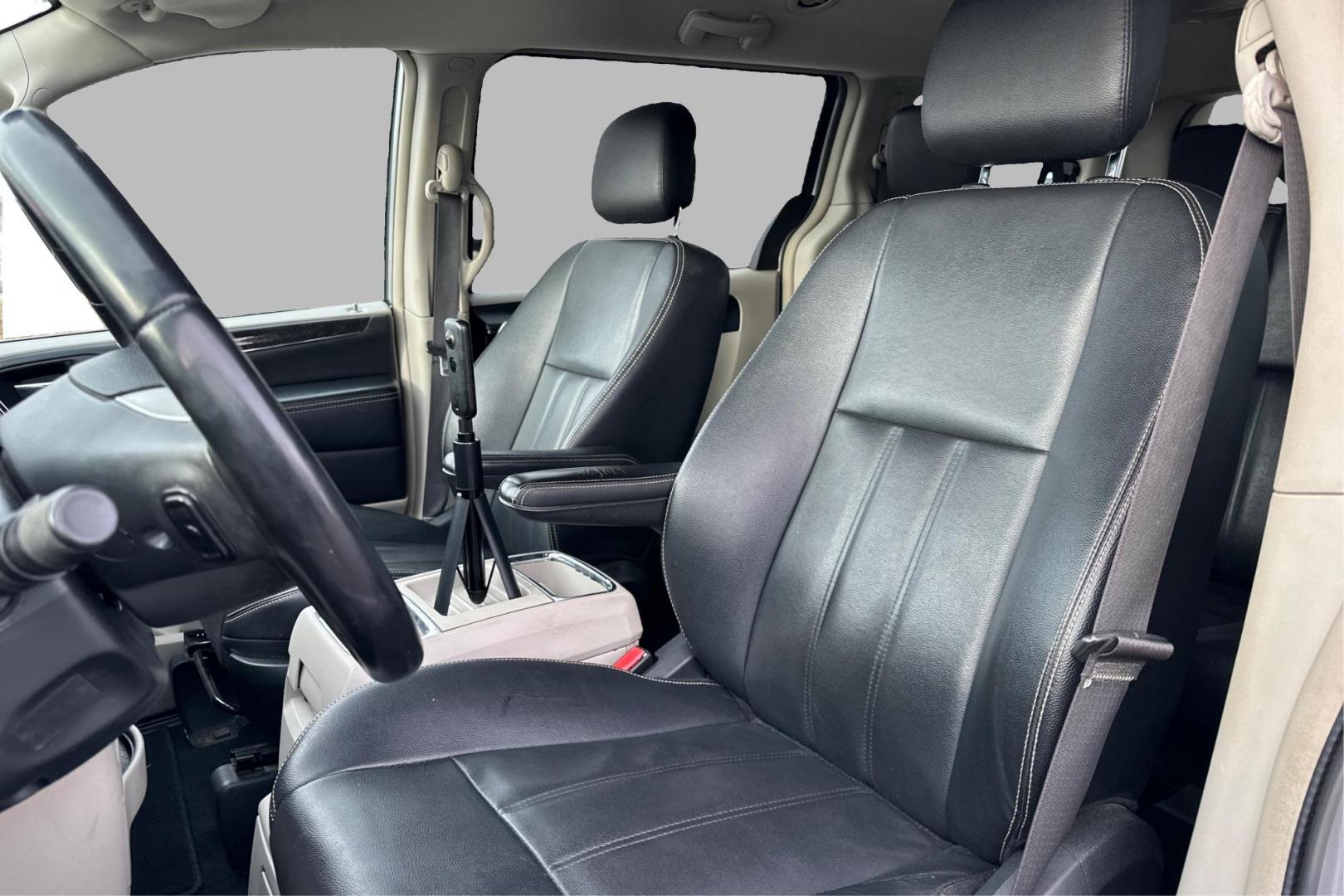 2016 Silver Chrysler Town and Country Touring (2C4RC1BG1GR) with an 3.6L V6 DOHC 24V engine, 6A transmission, located at 7755 State Street, Midvale, UT, 84047, (801) 753-9063, 40.610329, -111.890656 - Photo#14