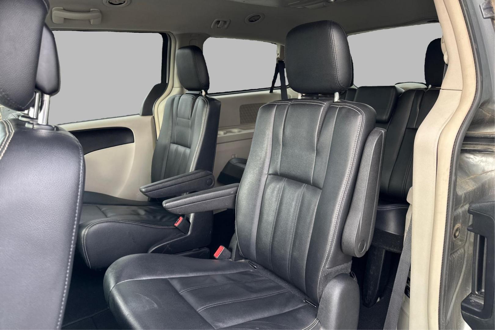 2016 Silver Chrysler Town and Country Touring (2C4RC1BG1GR) with an 3.6L V6 DOHC 24V engine, 6A transmission, located at 7755 State Street, Midvale, UT, 84047, (801) 753-9063, 40.610329, -111.890656 - Photo#15