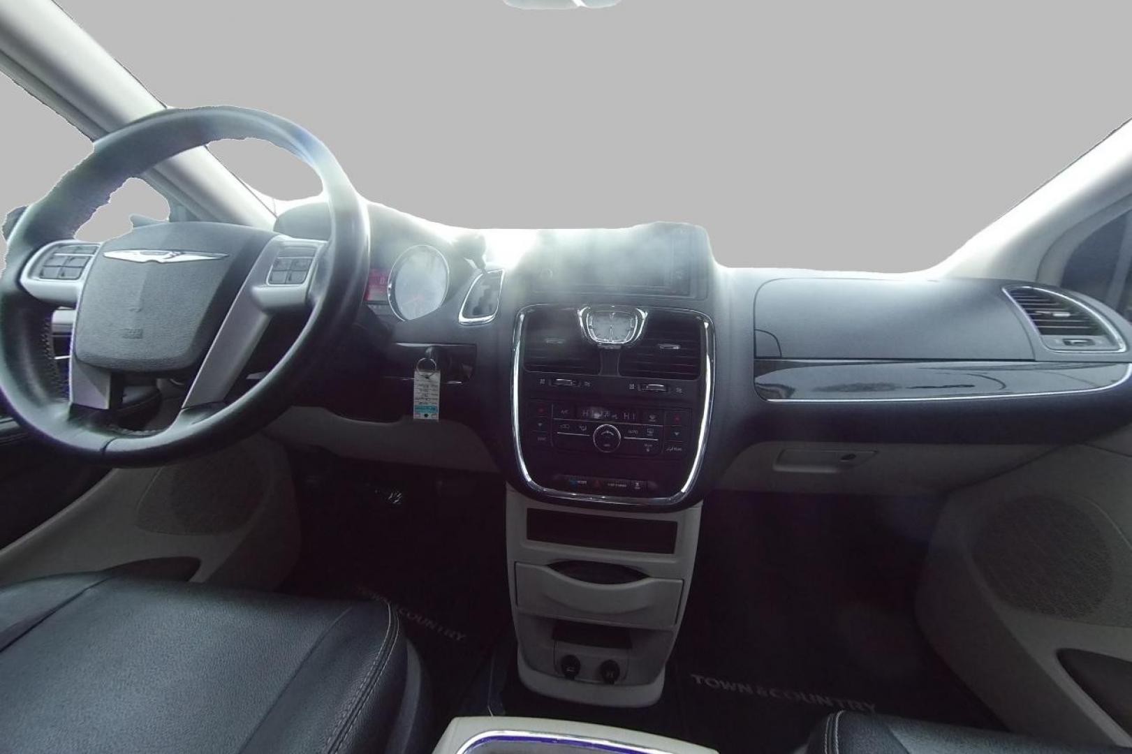 2016 Silver Chrysler Town and Country Touring (2C4RC1BG1GR) with an 3.6L V6 DOHC 24V engine, 6A transmission, located at 7755 State Street, Midvale, UT, 84047, (801) 753-9063, 40.610329, -111.890656 - Photo#16