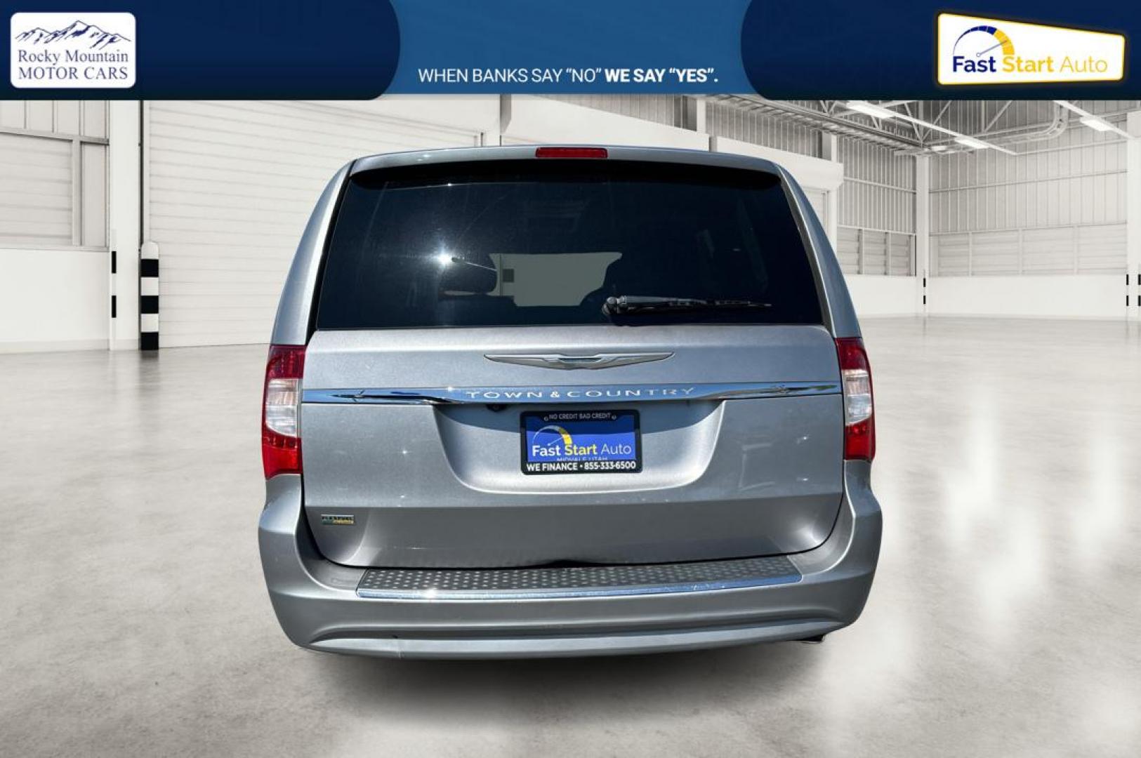 2016 Silver Chrysler Town and Country Touring (2C4RC1BG8GR) with an 3.6L V6 DOHC 24V engine, 6A transmission, located at 7755 State Street, Midvale, UT, 84047, (801) 753-9063, 40.610329, -111.890656 - Photo#4
