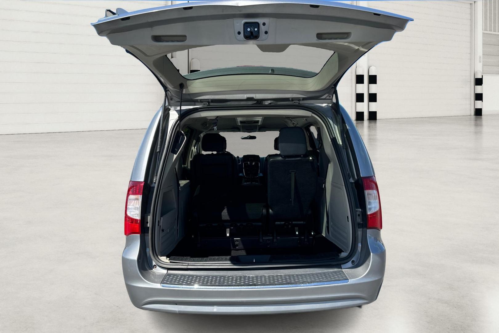 2016 Silver Chrysler Town and Country Touring (2C4RC1BG8GR) with an 3.6L V6 DOHC 24V engine, 6A transmission, located at 7755 State Street, Midvale, UT, 84047, (801) 753-9063, 40.610329, -111.890656 - Photo#13