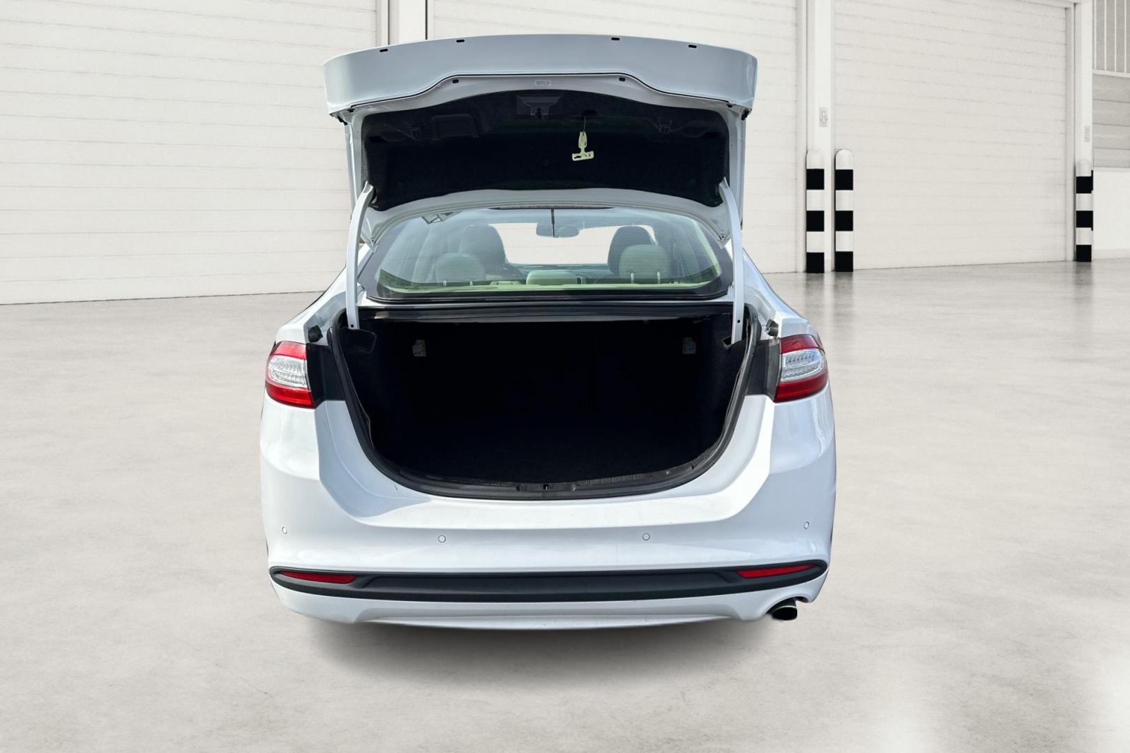 2016 White Ford Fusion SE (3FA6P0H77GR) with an 2.5L L4 DOHC 16V engine, 6-Speed Automatic transmission, located at 7755 State Street, Midvale, UT, 84047, (801) 753-9063, 40.610329, -111.890656 - Photo#13