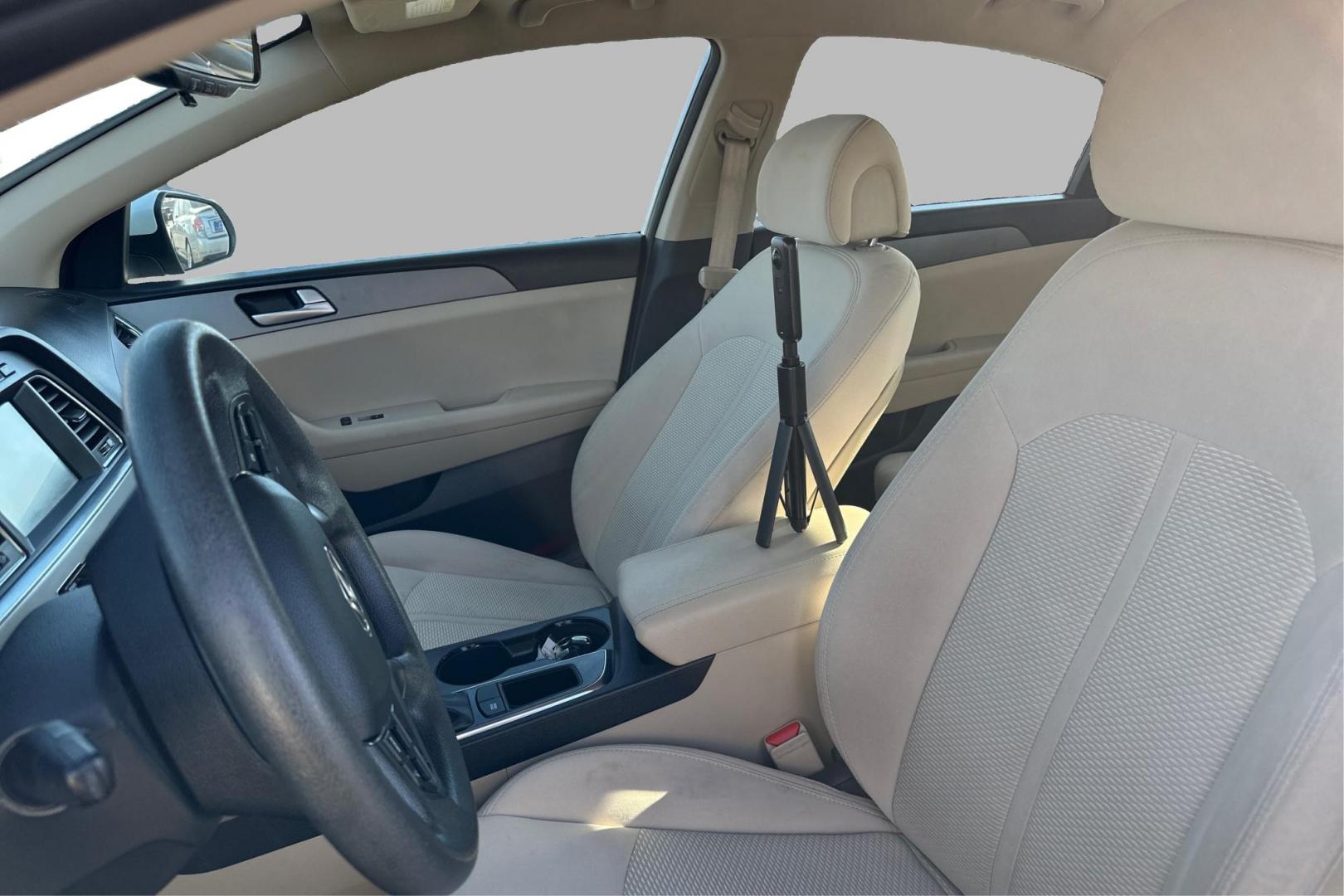 2016 White Hyundai Sonata SE (5NPE24AF4GH) with an 2.4L L4 DOHC 16V engine, 7A transmission, located at 7755 State Street, Midvale, UT, 84047, (801) 753-9063, 40.610329, -111.890656 - Photo#14