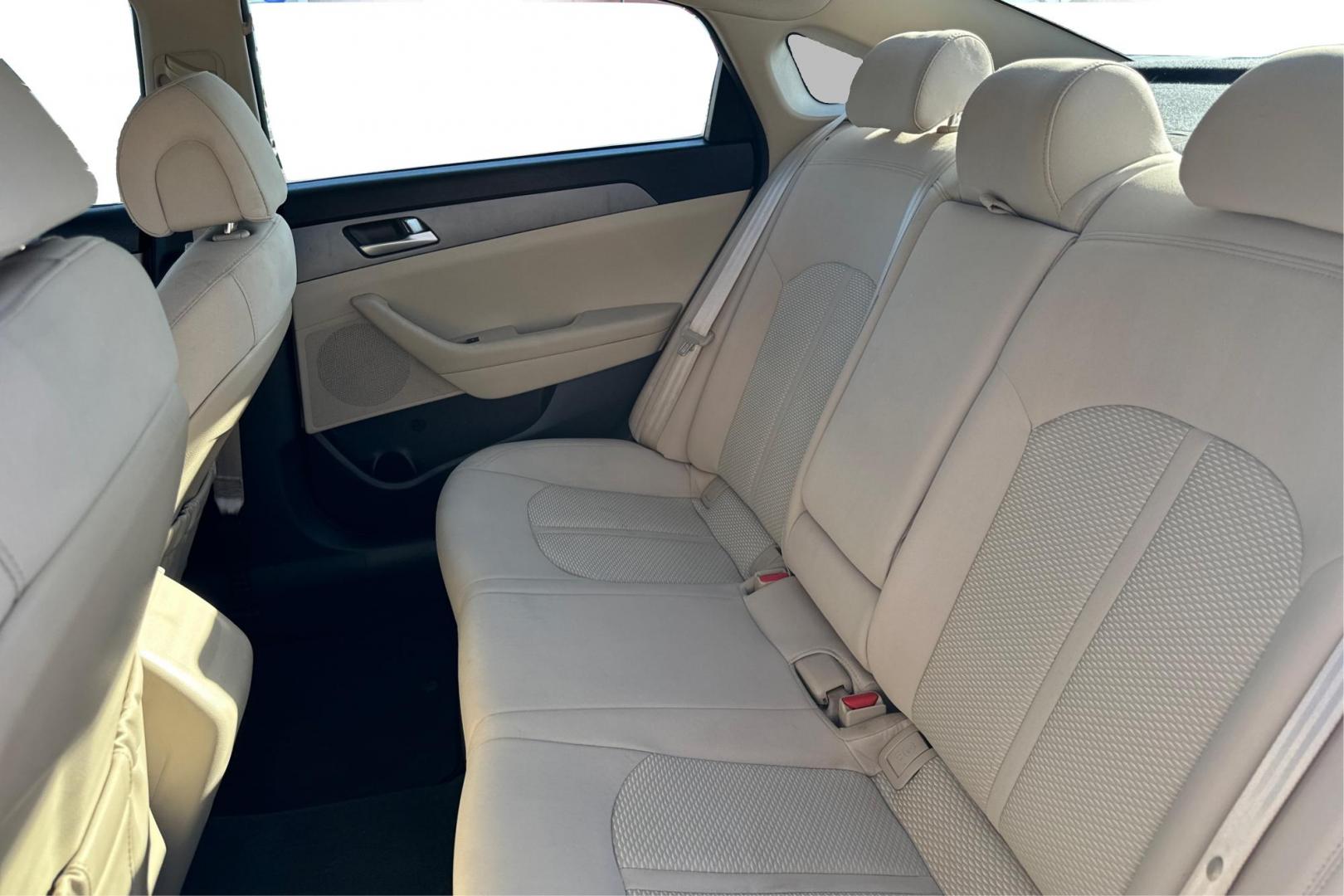 2016 White Hyundai Sonata SE (5NPE24AF4GH) with an 2.4L L4 DOHC 16V engine, 7A transmission, located at 7755 State Street, Midvale, UT, 84047, (801) 753-9063, 40.610329, -111.890656 - Photo#15