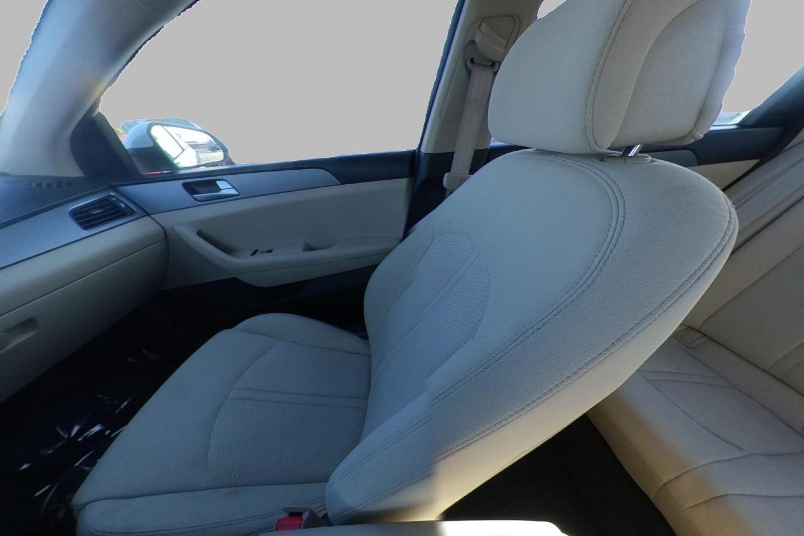 2016 White Hyundai Sonata SE (5NPE24AF4GH) with an 2.4L L4 DOHC 16V engine, 7A transmission, located at 7755 State Street, Midvale, UT, 84047, (801) 753-9063, 40.610329, -111.890656 - Photo#17