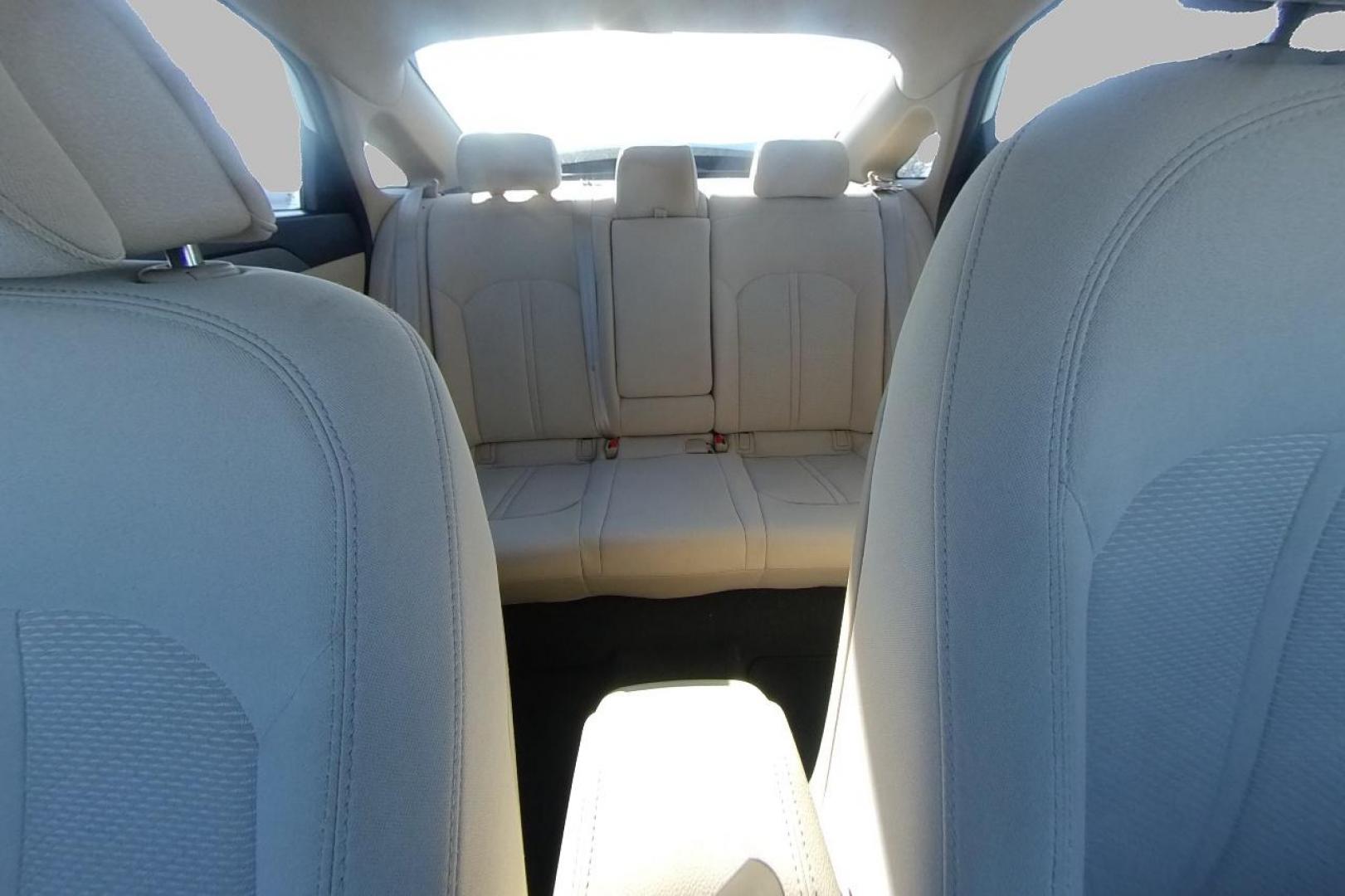 2016 White Hyundai Sonata SE (5NPE24AF4GH) with an 2.4L L4 DOHC 16V engine, 7A transmission, located at 7755 State Street, Midvale, UT, 84047, (801) 753-9063, 40.610329, -111.890656 - Photo#18