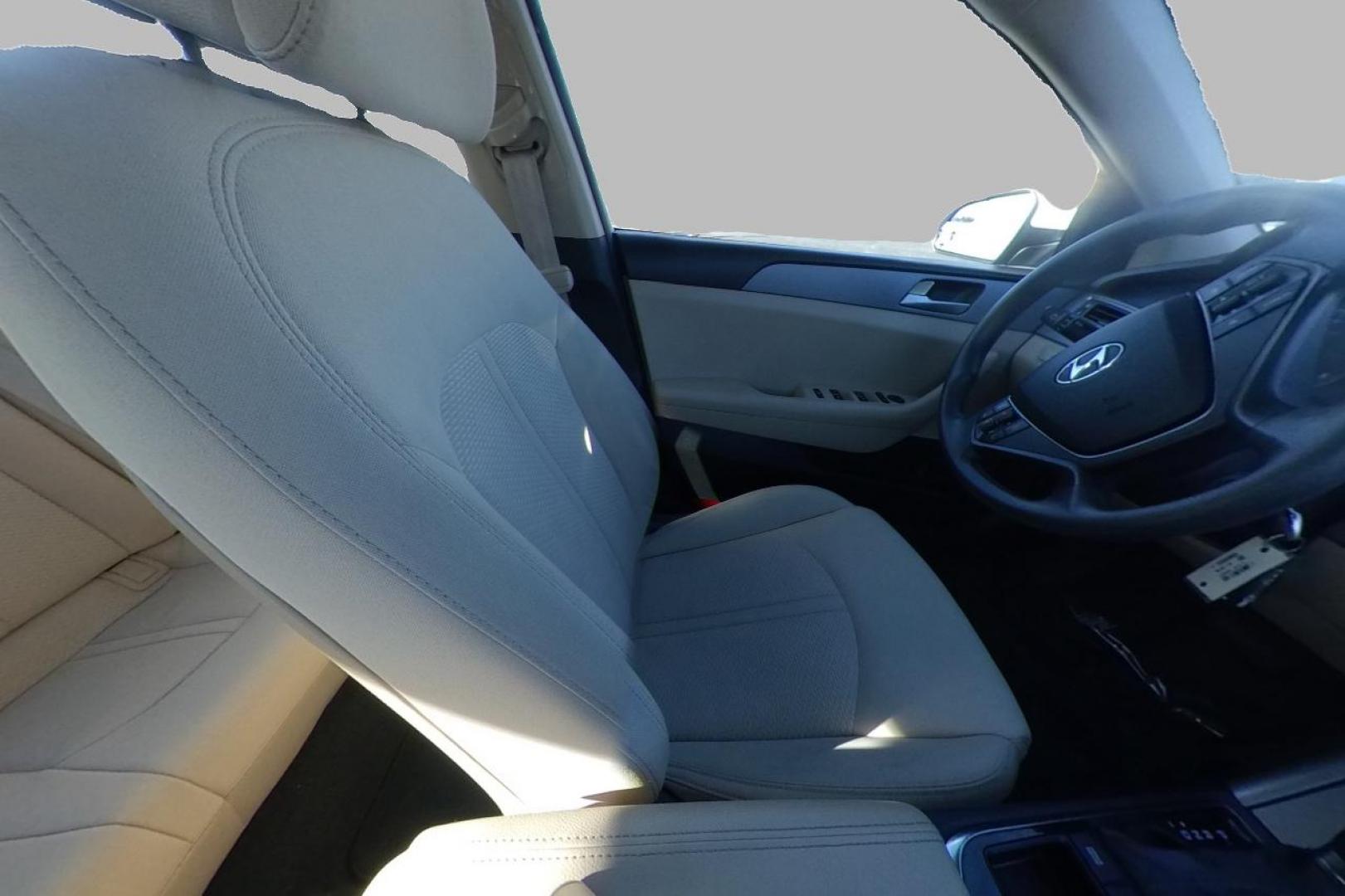 2016 White Hyundai Sonata SE (5NPE24AF4GH) with an 2.4L L4 DOHC 16V engine, 7A transmission, located at 7755 State Street, Midvale, UT, 84047, (801) 753-9063, 40.610329, -111.890656 - Photo#19
