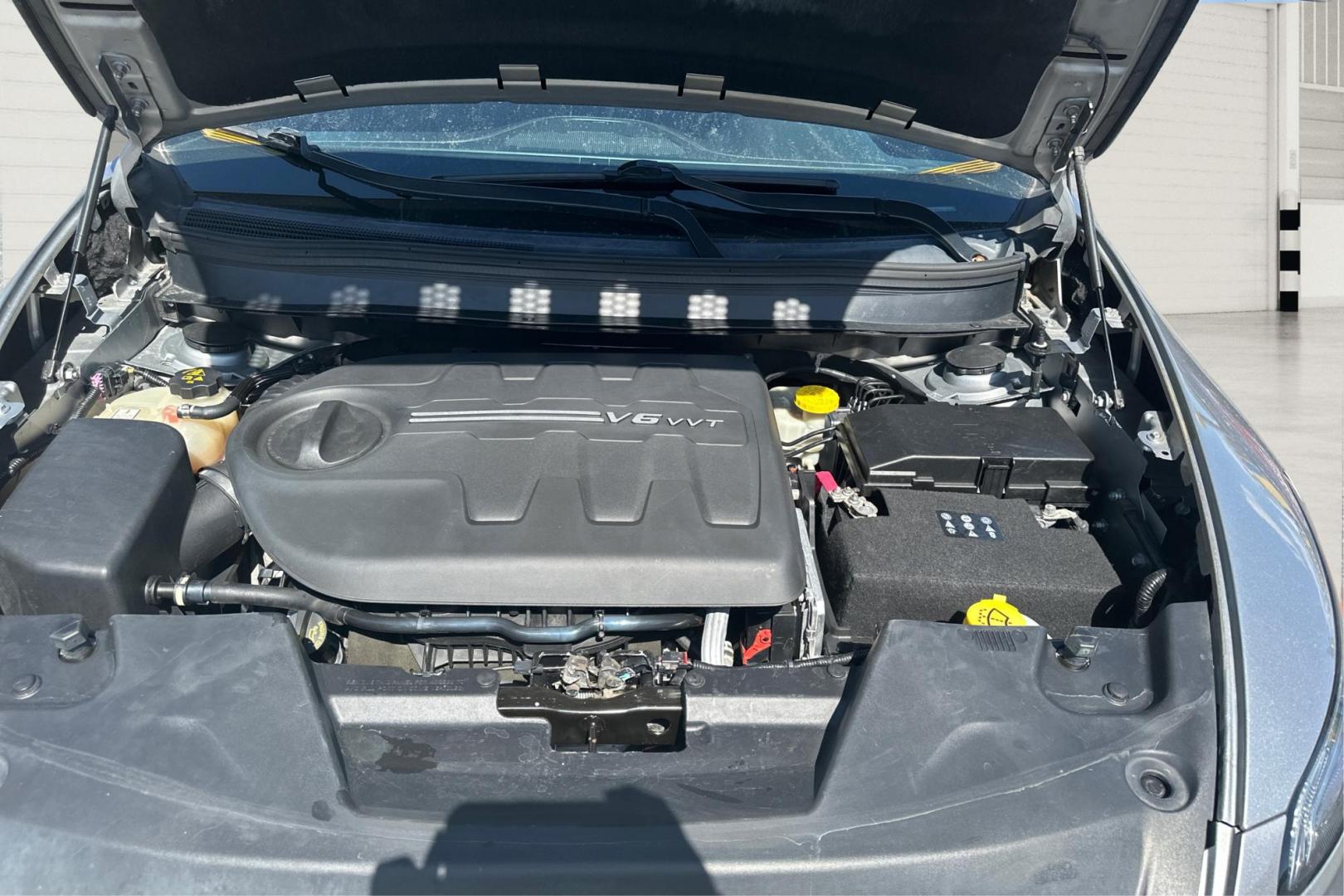 2016 Silver Jeep Cherokee Latitude 4WD (1C4PJMCS6GW) with an 3.2L V6 DOHC 24V engine, 9-Speed Automatic transmission, located at 767 S State Road, Pleasant Grove, UT, 84062, (801) 785-1058, 40.354839, -111.736687 - Photo#10