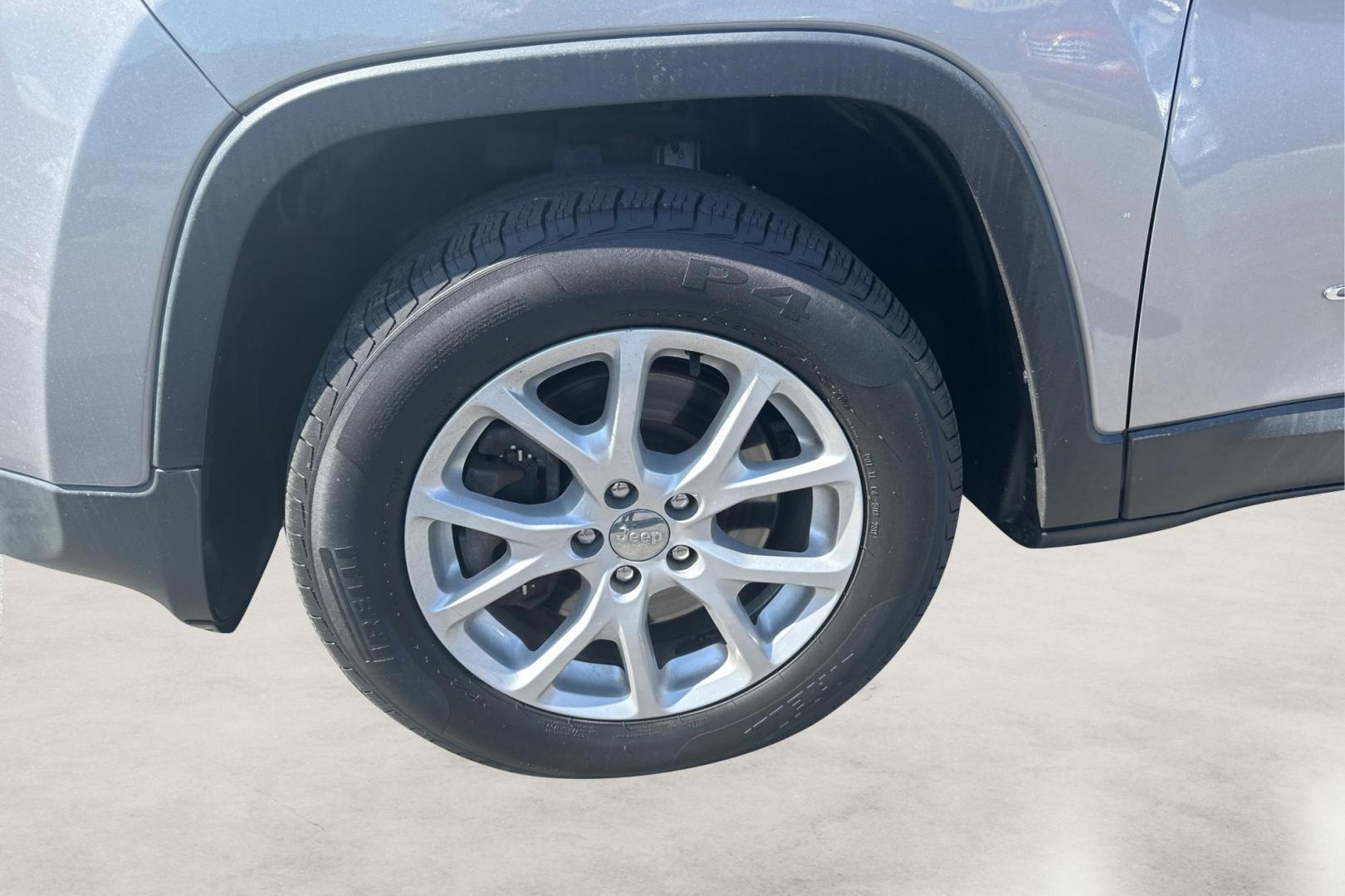 2016 Silver Jeep Cherokee Latitude 4WD (1C4PJMCS6GW) with an 3.2L V6 DOHC 24V engine, 9-Speed Automatic transmission, located at 767 S State Road, Pleasant Grove, UT, 84062, (801) 785-1058, 40.354839, -111.736687 - Photo#12