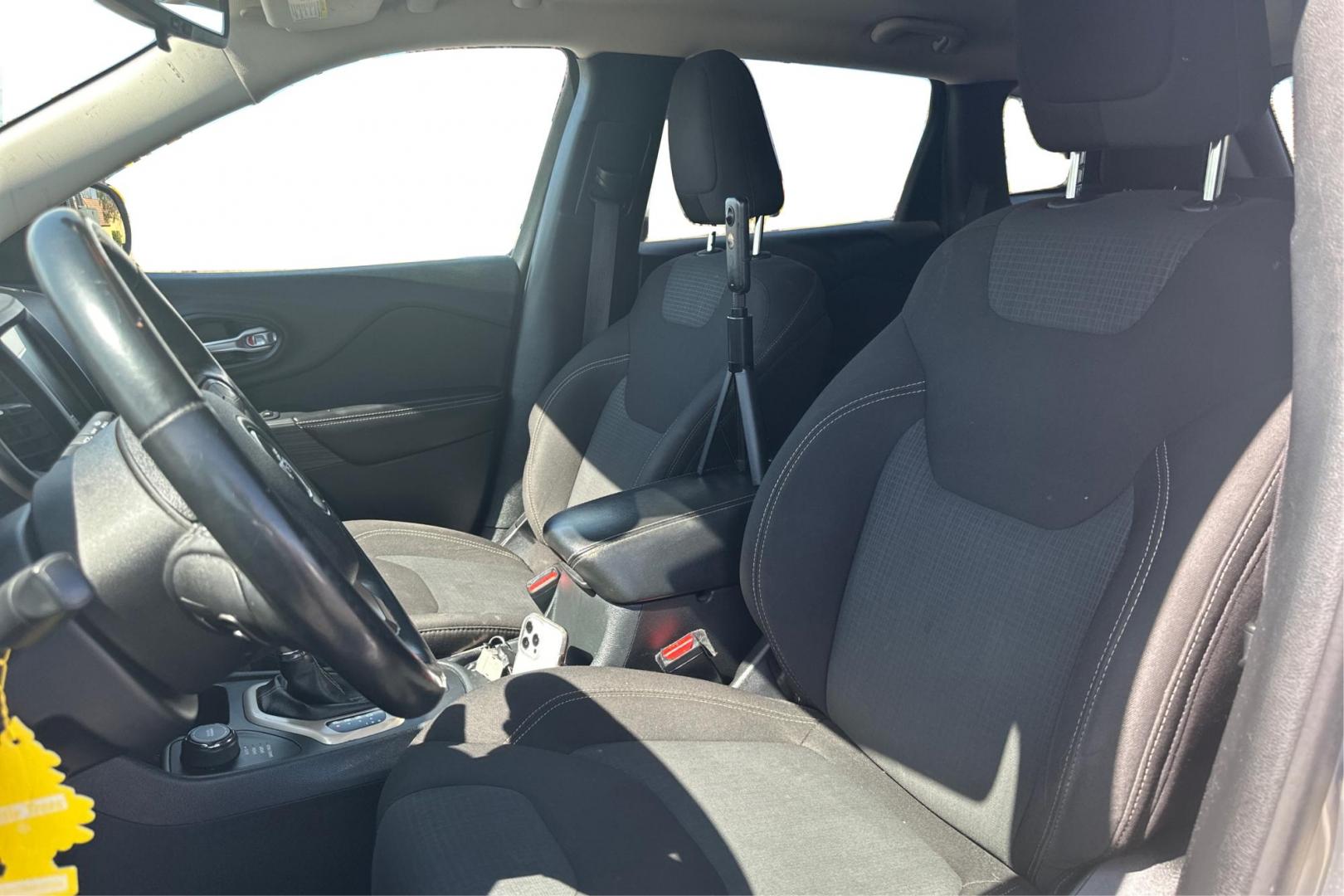 2016 Silver Jeep Cherokee Latitude 4WD (1C4PJMCS6GW) with an 3.2L V6 DOHC 24V engine, 9-Speed Automatic transmission, located at 767 S State Road, Pleasant Grove, UT, 84062, (801) 785-1058, 40.354839, -111.736687 - Photo#14