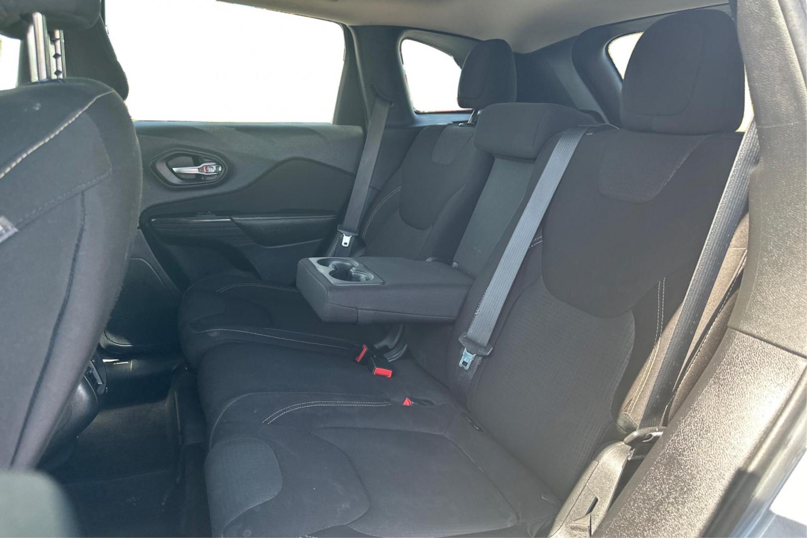 2016 Silver Jeep Cherokee Latitude 4WD (1C4PJMCS6GW) with an 3.2L V6 DOHC 24V engine, 9-Speed Automatic transmission, located at 767 S State Road, Pleasant Grove, UT, 84062, (801) 785-1058, 40.354839, -111.736687 - Photo#15