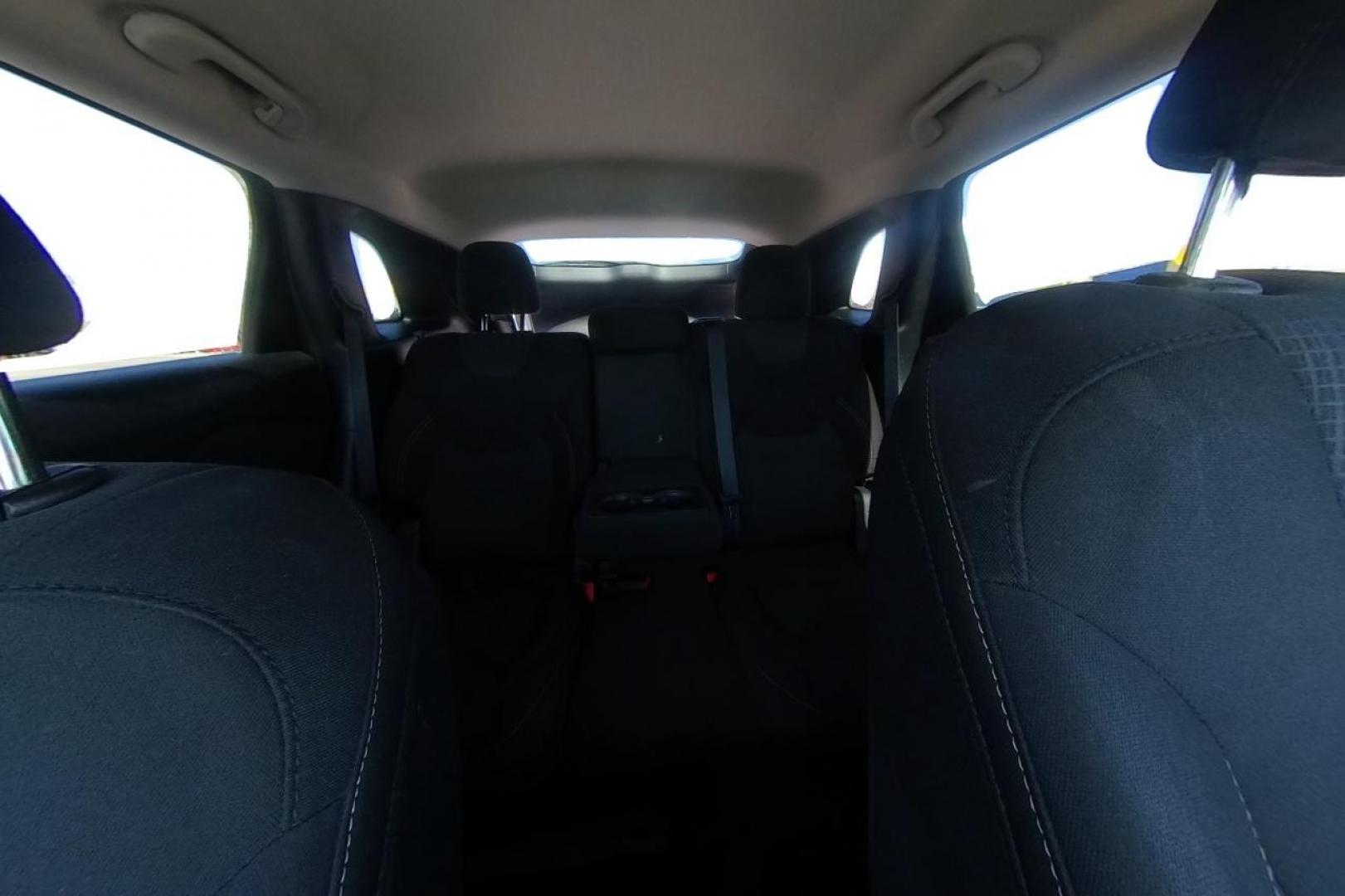 2016 Silver Jeep Cherokee Latitude 4WD (1C4PJMCS6GW) with an 3.2L V6 DOHC 24V engine, 9-Speed Automatic transmission, located at 767 S State Road, Pleasant Grove, UT, 84062, (801) 785-1058, 40.354839, -111.736687 - Photo#18