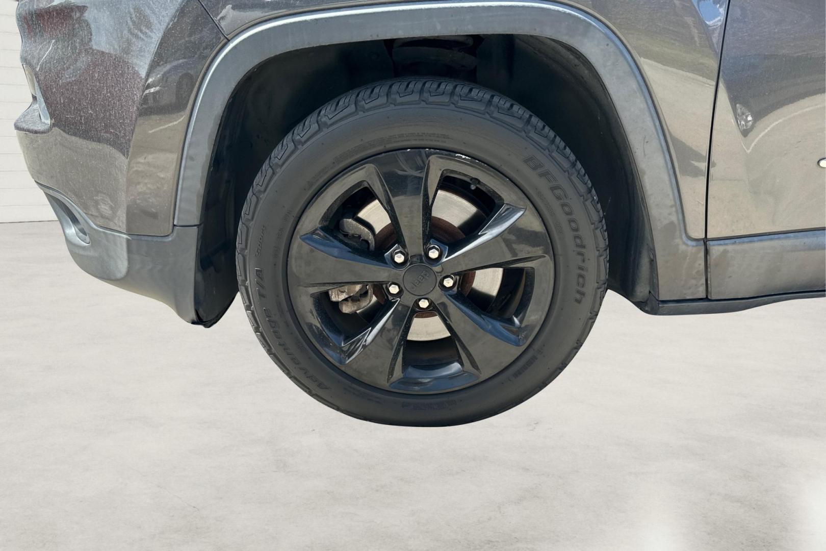 2016 Gray Jeep Cherokee Latitude FWD (1C4PJLCB3GW) with an 2.4L L4 DOHC 16V engine, 9A transmission, located at 767 S State Road, Pleasant Grove, UT, 84062, (801) 785-1058, 40.354839, -111.736687 - Photo#12