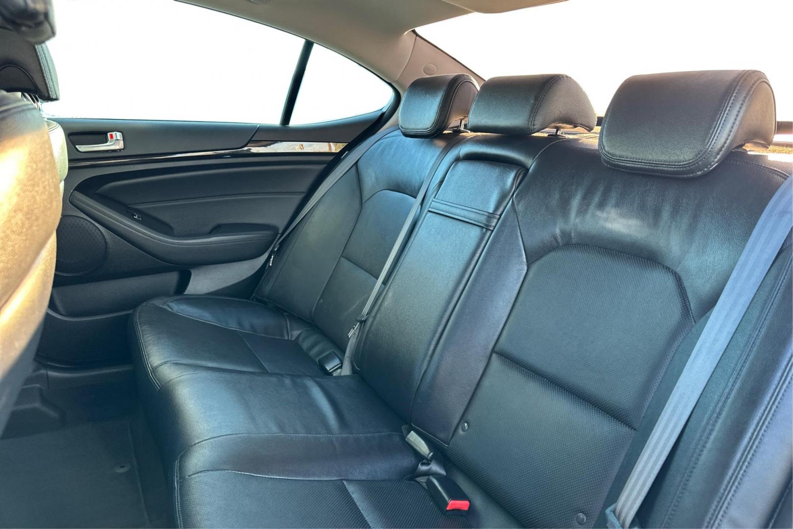 2016 Silver Kia Cadenza Premium (KNALN4D70G5) with an 3.3L V6 DOHC 24V engine, 6A transmission, located at 7755 State Street, Midvale, UT, 84047, (801) 753-9063, 40.610329, -111.890656 - Photo#15