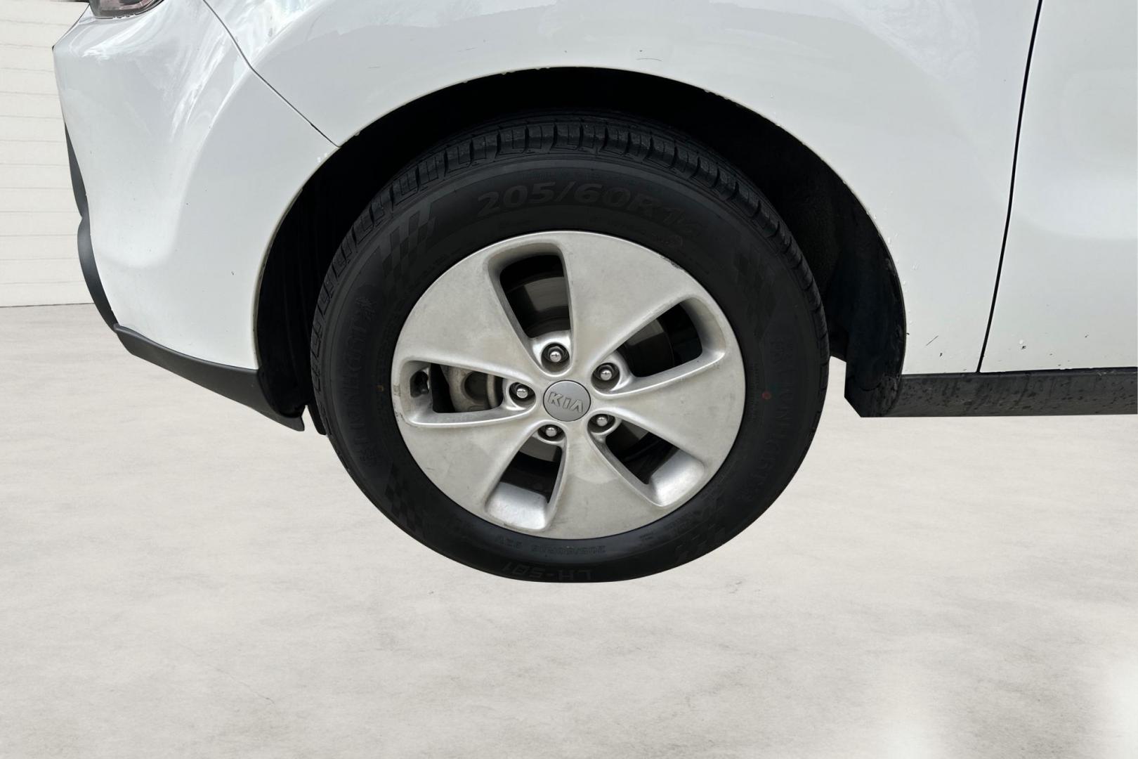 2016 White Kia Soul Base 6A (KNDJN2A21G7) with an 1.6L L4 DOHC 16V engine, 6A transmission, located at 7755 State Street, Midvale, UT, 84047, (801) 753-9063, 40.610329, -111.890656 - Photo#12