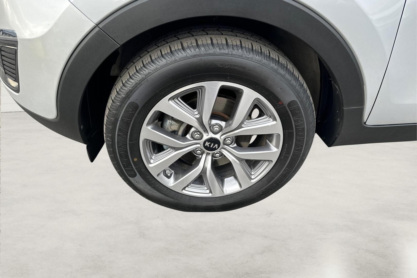 2016 Silver Kia Sportage LX AWD (KNDPBCAC1G7) with an 2.4L V6 DOHC 24V engine, 6-Speed Automatic transmission, located at 7755 State Street, Midvale, UT, 84047, (801) 753-9063, 40.610329, -111.890656 - Photo#12
