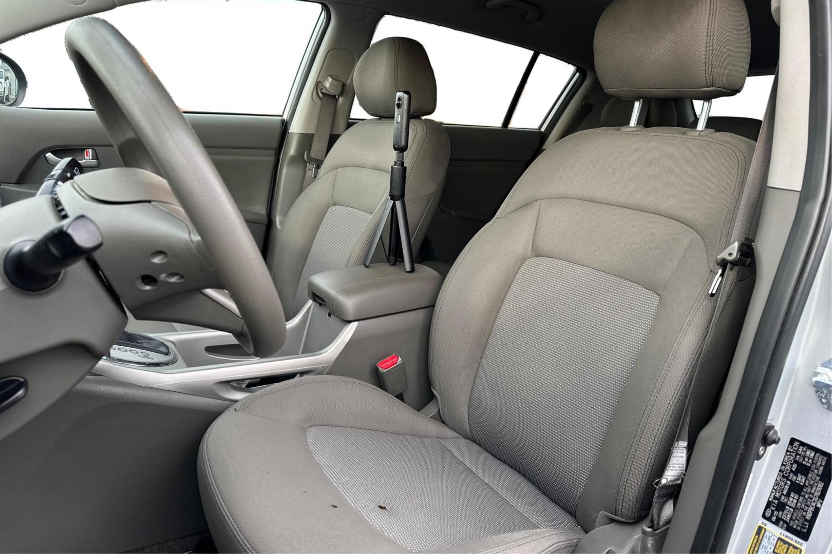 2016 Silver Kia Sportage LX AWD (KNDPBCAC1G7) with an 2.4L V6 DOHC 24V engine, 6-Speed Automatic transmission, located at 7755 State Street, Midvale, UT, 84047, (801) 753-9063, 40.610329, -111.890656 - Photo#14