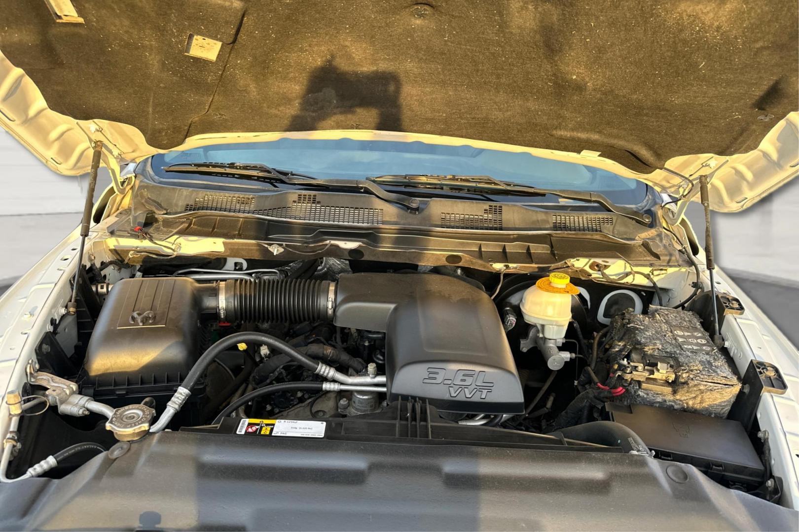 2016 White RAM 1500 SLT Crew Cab SWB 4WD (1C6RR7LG3GS) with an 3.6L V6 DOHC 24V FFV engine, 6A transmission, located at 767 S State Road, Pleasant Grove, UT, 84062, (801) 785-1058, 40.354839, -111.736687 - Photo#8