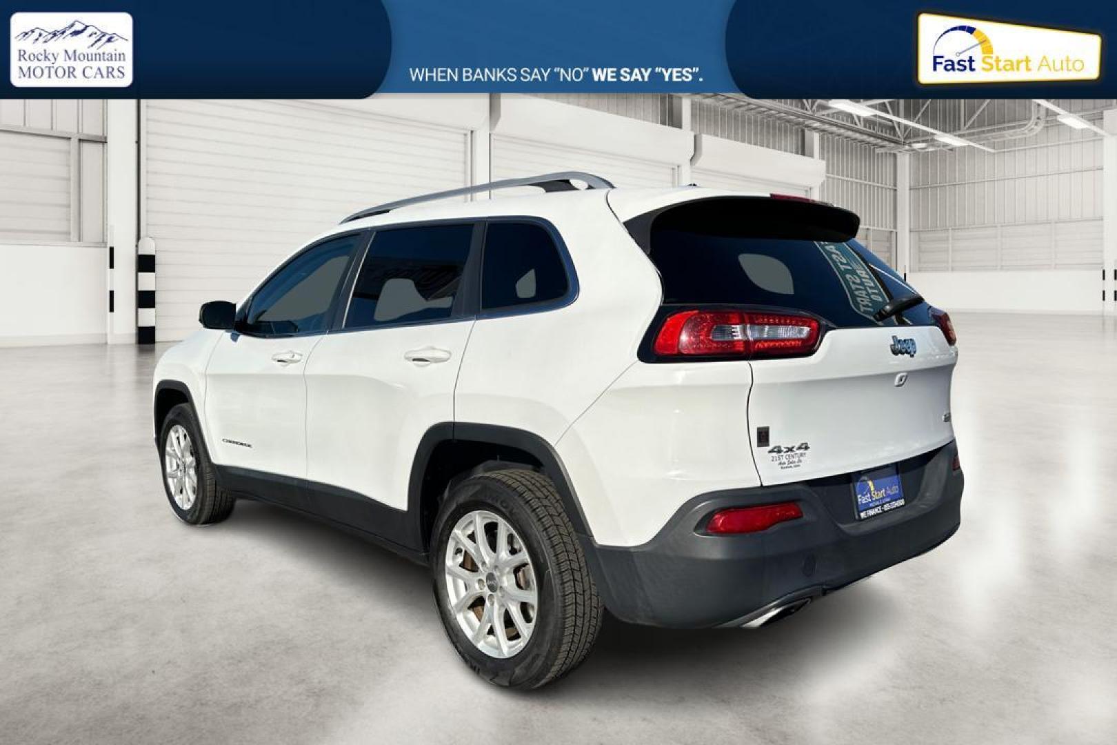 2017 White Jeep Cherokee Latitude 4WD (1C4PJMCS2HW) with an 3.2L V6 DOHC 24V engine, 9A transmission, located at 7755 State Street, Midvale, UT, 84047, (801) 753-9063, 40.610329, -111.890656 - Photo#5