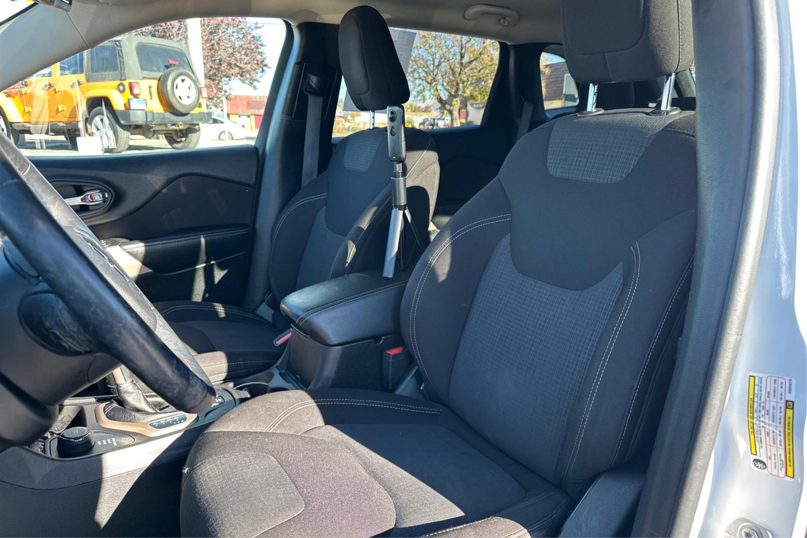 2017 White Jeep Cherokee Latitude 4WD (1C4PJMCS2HW) with an 3.2L V6 DOHC 24V engine, 9A transmission, located at 7755 State Street, Midvale, UT, 84047, (801) 753-9063, 40.610329, -111.890656 - Photo#13