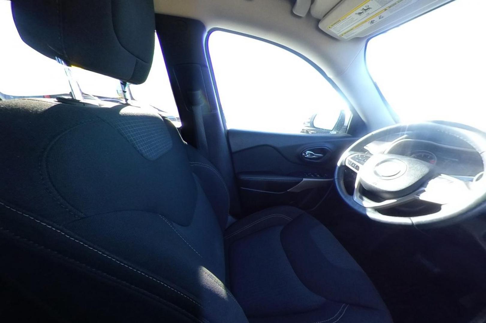 2017 White Jeep Cherokee Latitude 4WD (1C4PJMCS2HW) with an 3.2L V6 DOHC 24V engine, 9A transmission, located at 7755 State Street, Midvale, UT, 84047, (801) 753-9063, 40.610329, -111.890656 - Photo#17