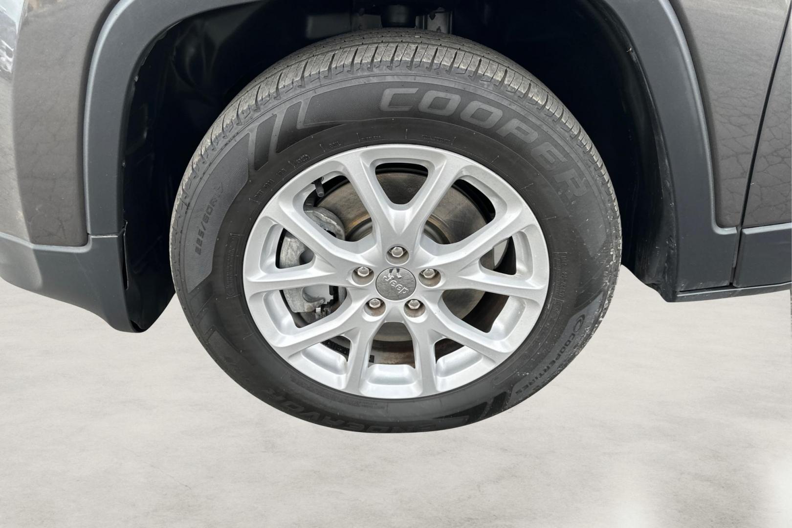 2017 Gray Jeep Cherokee Latitude FWD (1C4PJLCS5HW) with an 3.2L V6 DOHC 24V engine, 9A transmission, located at 7755 State Street, Midvale, UT, 84047, (801) 753-9063, 40.610329, -111.890656 - Photo#12