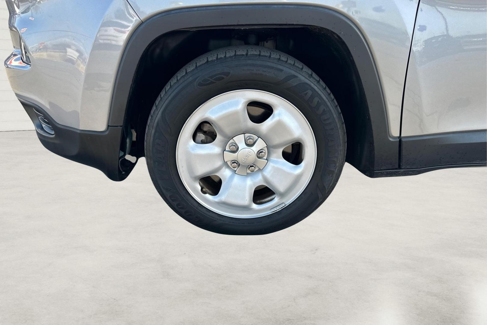 2017 Silver Jeep Cherokee Sport FWD (1C4PJLAB0HW) with an 2.4L L4 DOHC 16V engine, 9A transmission, located at 7755 State Street, Midvale, UT, 84047, (801) 753-9063, 40.610329, -111.890656 - Photo#12