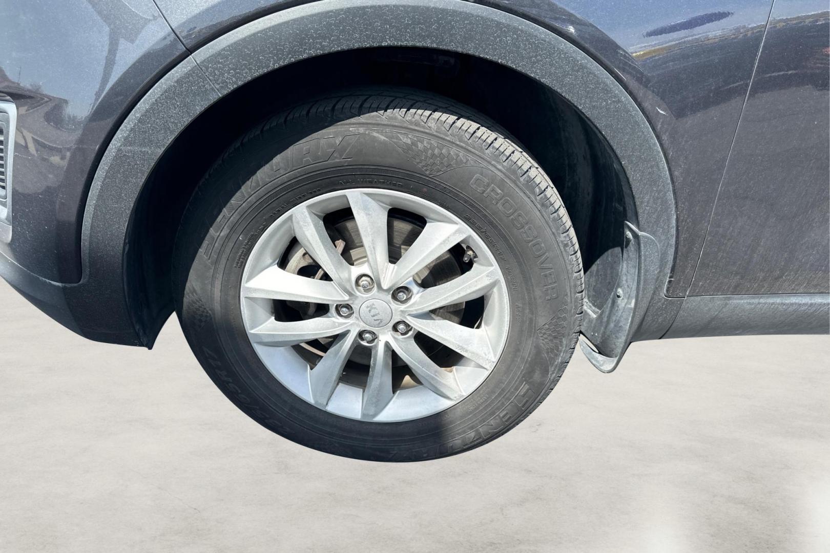 2017 Gray Kia Sorento L 2WD (5XYPG4A34HG) with an 2.4L L4 DOHC 16V engine, 6A transmission, located at 7755 State Street, Midvale, UT, 84047, (801) 753-9063, 40.610329, -111.890656 - Photo#12