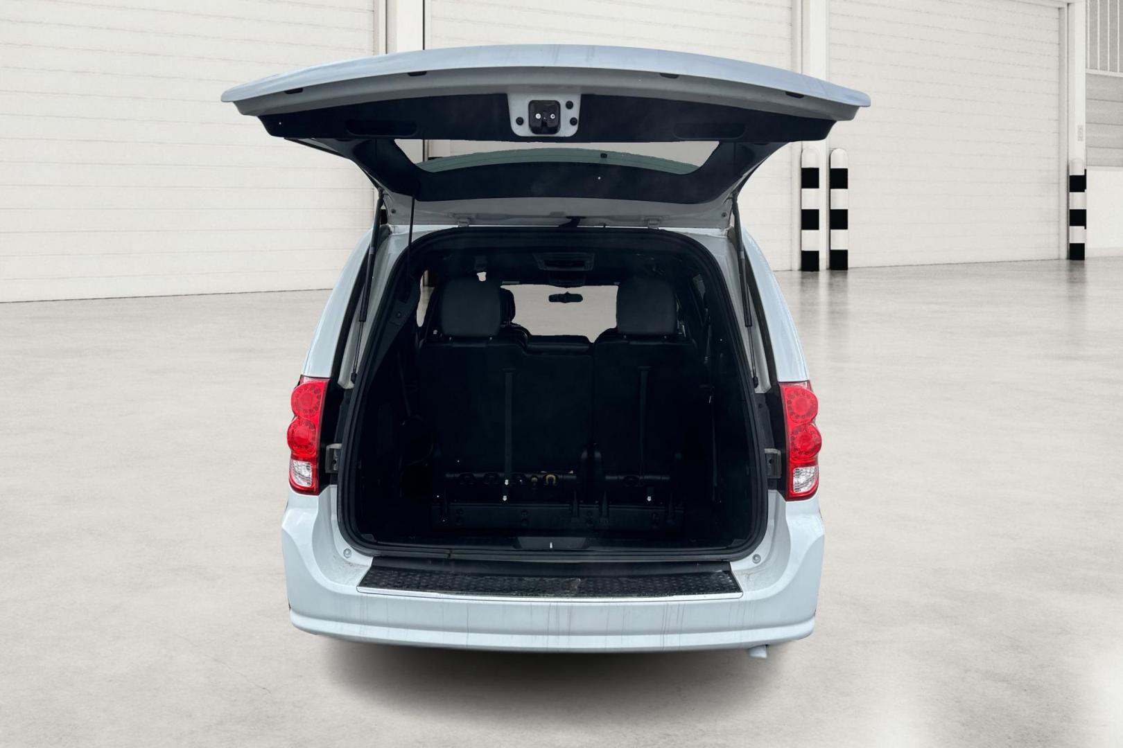 2018 White Dodge Grand Caravan GT (2C4RDGEGXJR) with an 3.6L V6 DOHC 24V engine, 6A transmission, located at 7755 State Street, Midvale, UT, 84047, (801) 753-9063, 40.610329, -111.890656 - Photo#13