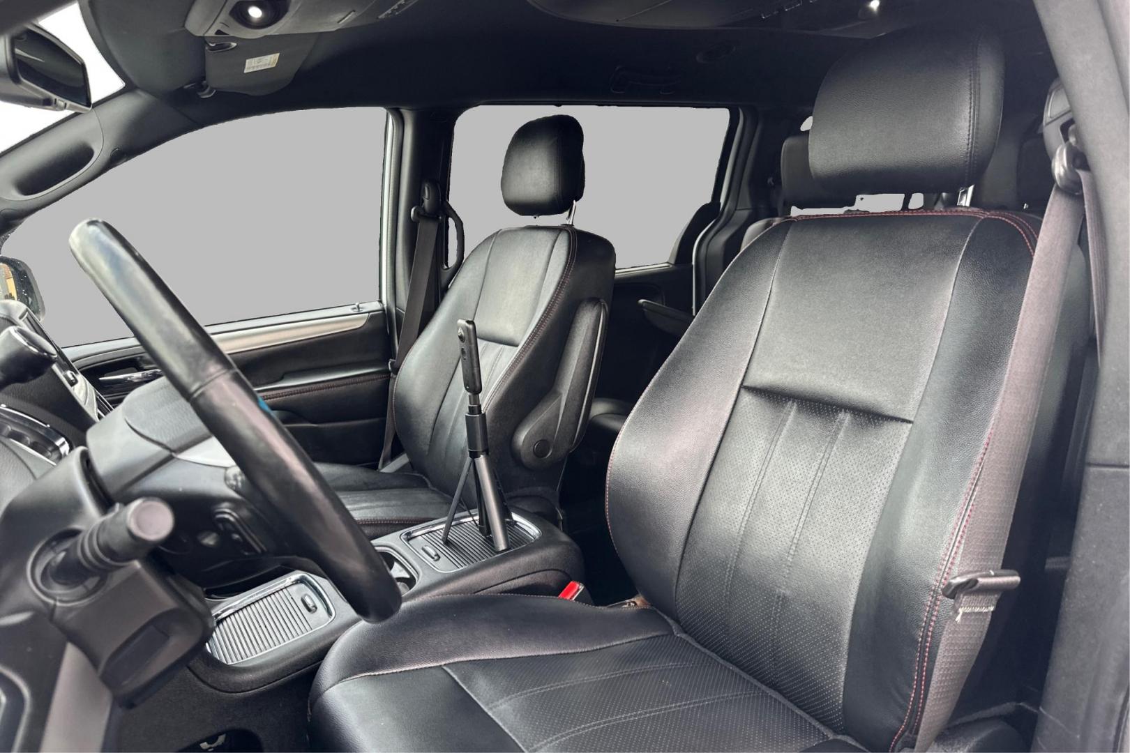 2018 White Dodge Grand Caravan GT (2C4RDGEGXJR) with an 3.6L V6 DOHC 24V engine, 6A transmission, located at 7755 State Street, Midvale, UT, 84047, (801) 753-9063, 40.610329, -111.890656 - Photo#14