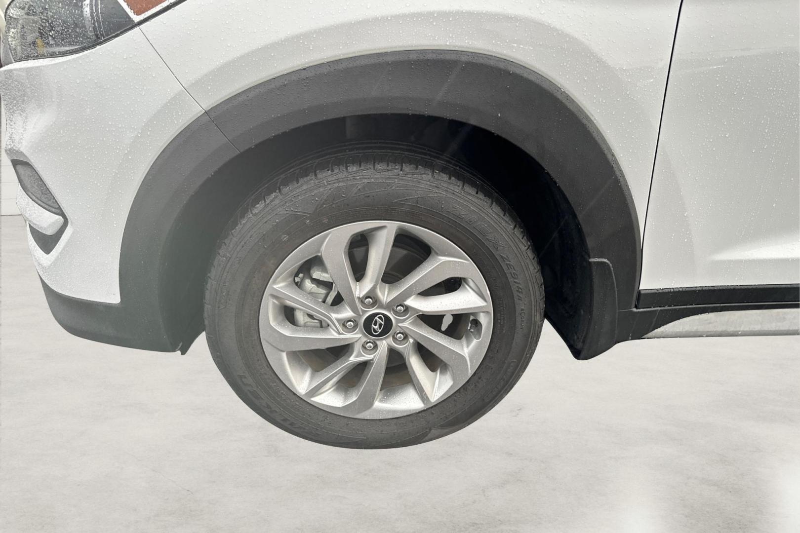 2018 White Hyundai Tucson SE (KM8J33A48JU) with an 2.0L L4 DOHC 16V engine, 6A transmission, located at 7755 State Street, Midvale, UT, 84047, (801) 753-9063, 40.610329, -111.890656 - Photo#12