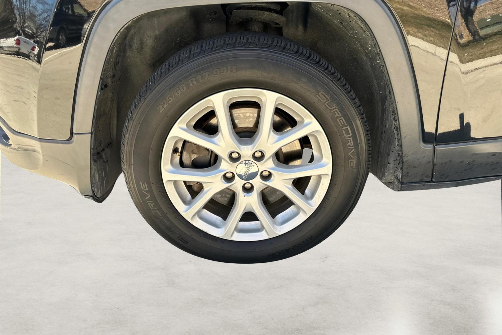 2018 Black Jeep Cherokee Latitude FWD (1C4PJLCB3JD) with an 2.4L L4 DOHC 16V engine, 9A transmission, located at 767 S State Road, Pleasant Grove, UT, 84062, (801) 785-1058, 40.354839, -111.736687 - Photo#12