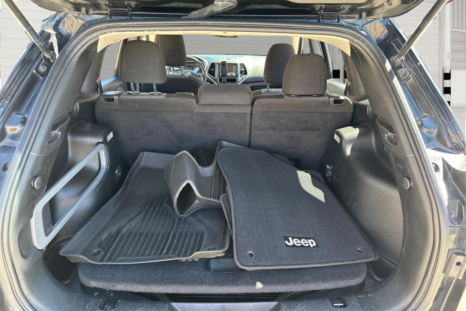 2018 Black Jeep Cherokee Latitude FWD (1C4PJLCB3JD) with an 2.4L L4 DOHC 16V engine, 9A transmission, located at 767 S State Road, Pleasant Grove, UT, 84062, (801) 785-1058, 40.354839, -111.736687 - Photo#13