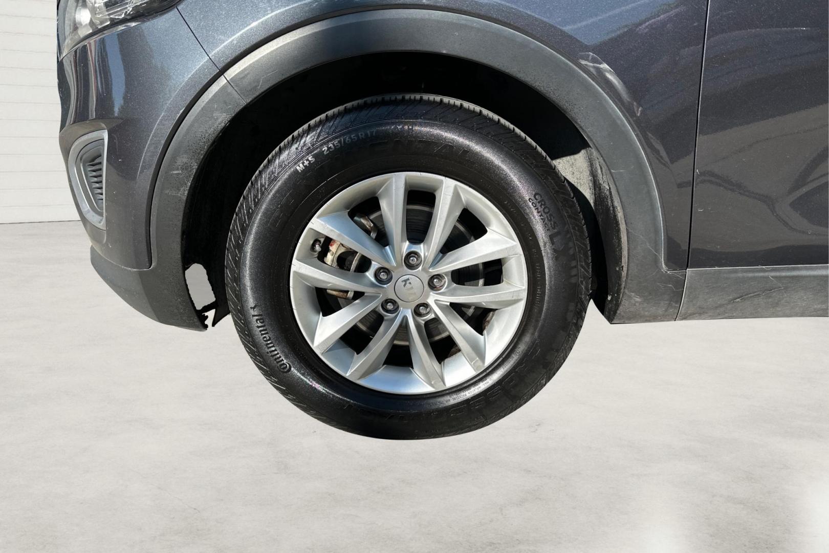 2018 Gray Kia Sorento LX V6 2WD (5XYPG4A53JG) with an 3.3L V6 DOHC 24V engine, 6A transmission, located at 7755 State Street, Midvale, UT, 84047, (801) 753-9063, 40.610329, -111.890656 - Photo#12