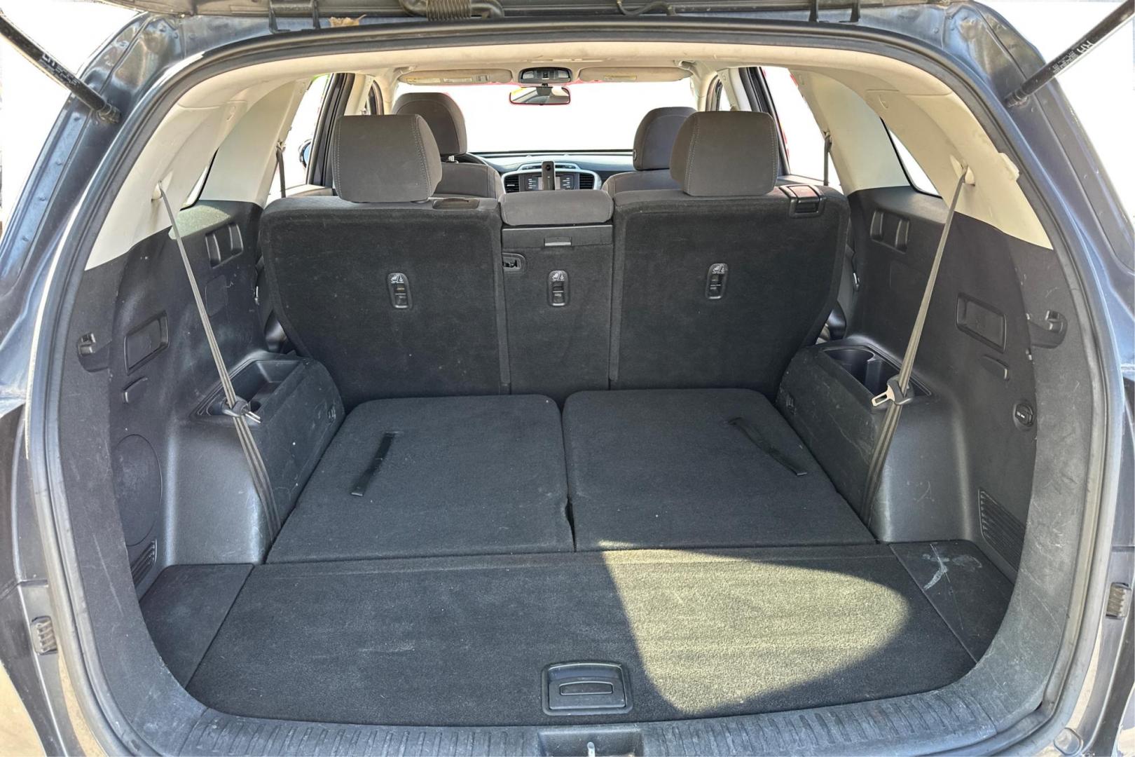 2018 Gray Kia Sorento LX V6 2WD (5XYPG4A53JG) with an 3.3L V6 DOHC 24V engine, 6A transmission, located at 7755 State Street, Midvale, UT, 84047, (801) 753-9063, 40.610329, -111.890656 - Photo#14