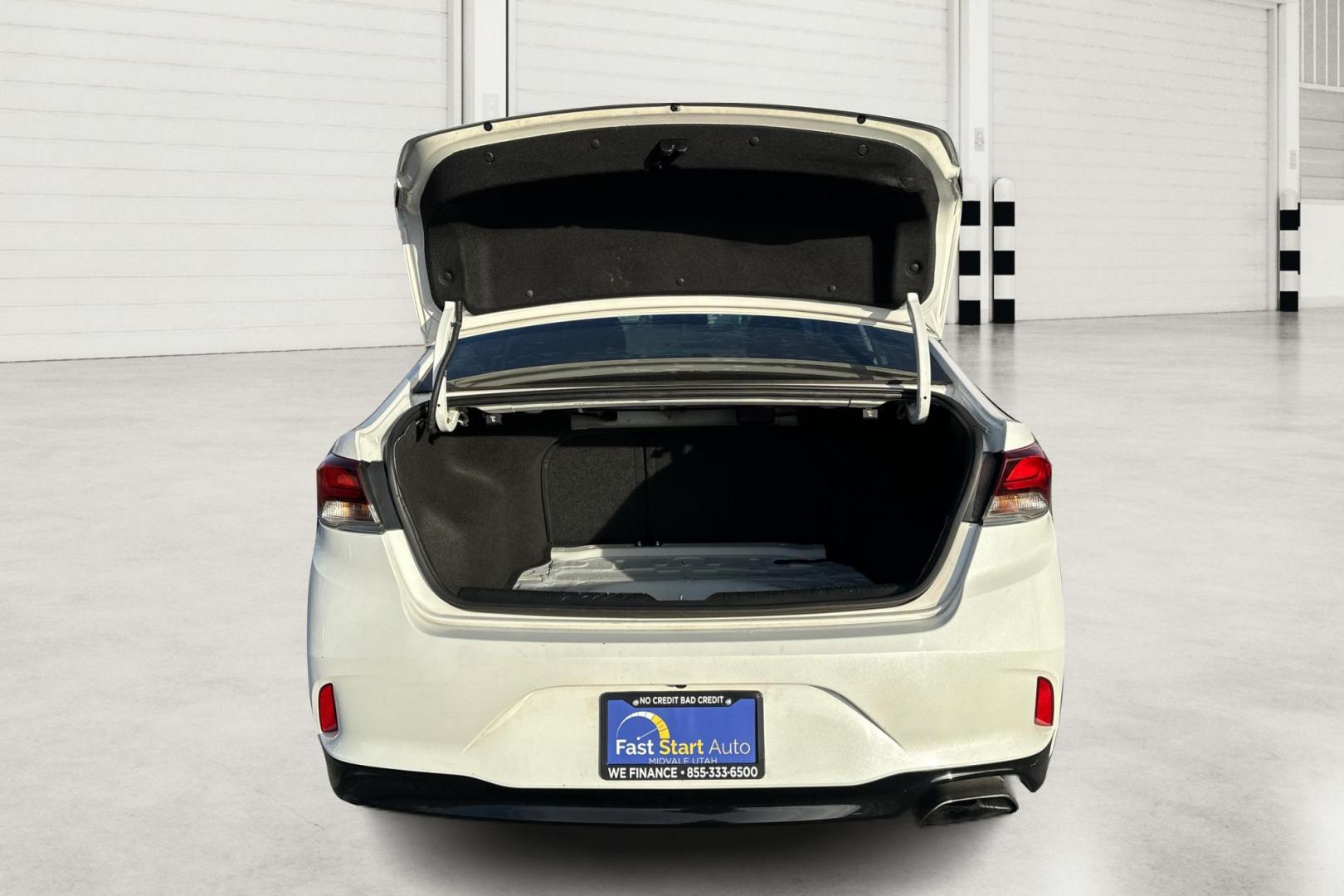2019 White Hyundai Sonata SE (5NPE24AFXKH) with an 2.4L L4 DOHC 16V engine, 7A transmission, located at 7755 State Street, Midvale, UT, 84047, (801) 753-9063, 40.610329, -111.890656 - Photo#13